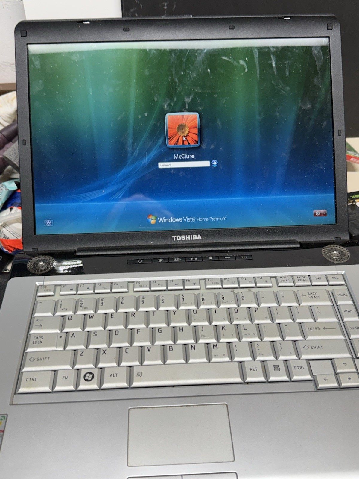 TOSHIBA SATELLITE C750-A7310 w/Windows 8.1 For Parts Only