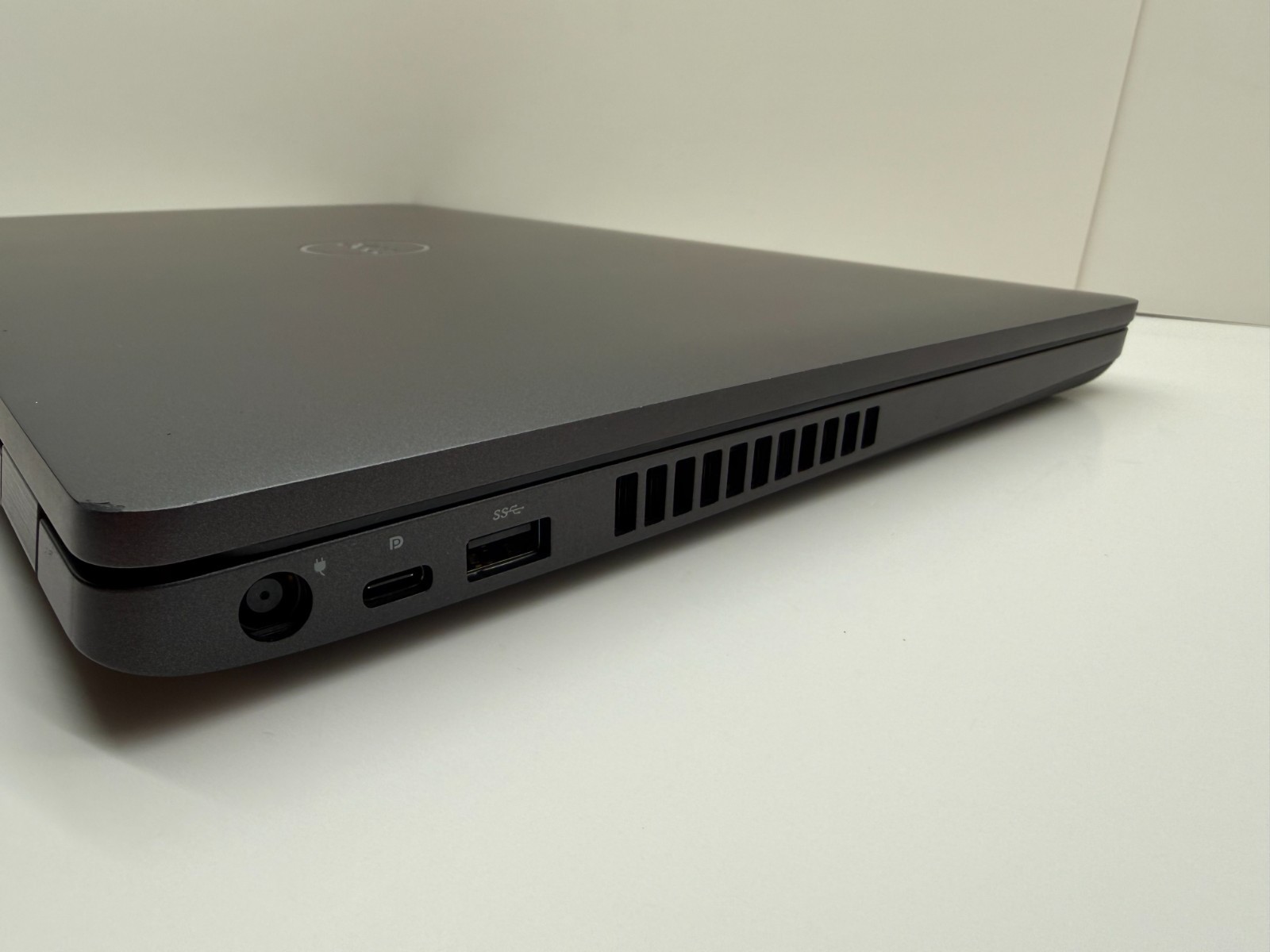 Dell Latitude 5500 15.6″ FHD i5-8365U 8GB RAM 256GB M.2 NVME SSD Win 11 Pro W/AC