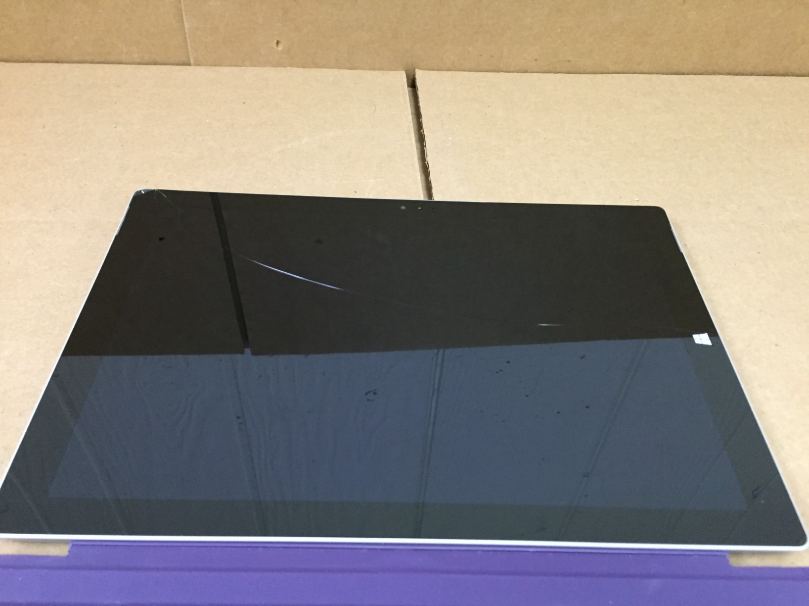 Microsoft Surface Pro 3 12″ i5-4300U 8GB RAM 256GB SSD w/KB No AC -Cracked