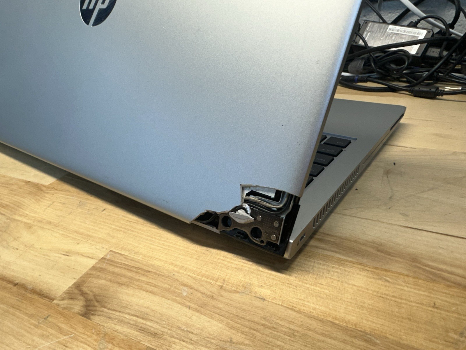 HP ProBook 650 G5 i7-8665U 16GB RAM NO SSD – BROKEN HINGE/FRAME *FOR REPAIR*