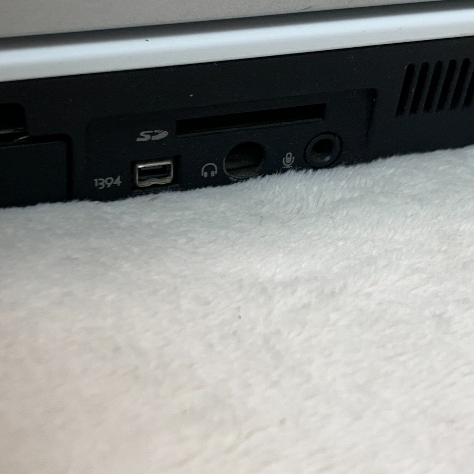 Dell Inspiron 9300 17″ Laptop Pentium M 2.0GHz 1GB RAM 100GB HDD XP (FOR PARTS)