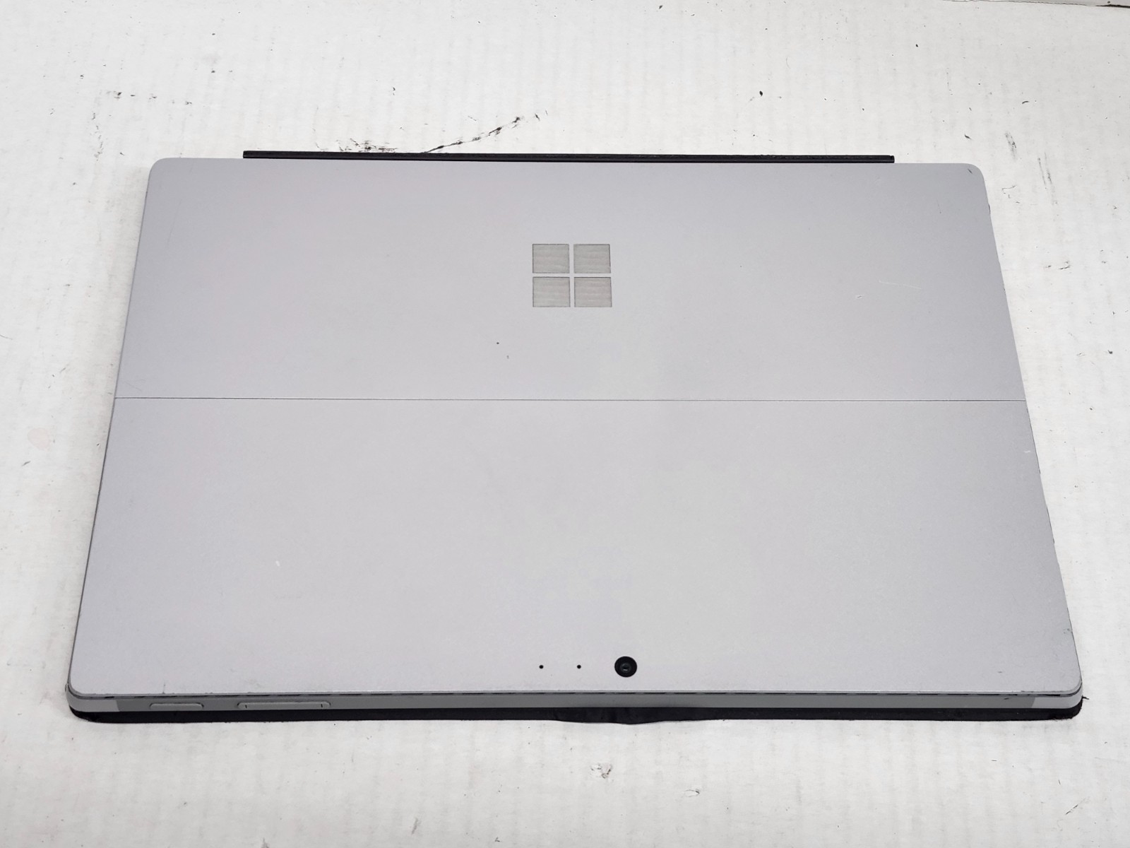 Microsoft Surface Pro 5 Intel Core i5-8350u 8GB RAM 128GB – 12.3″ – 1796