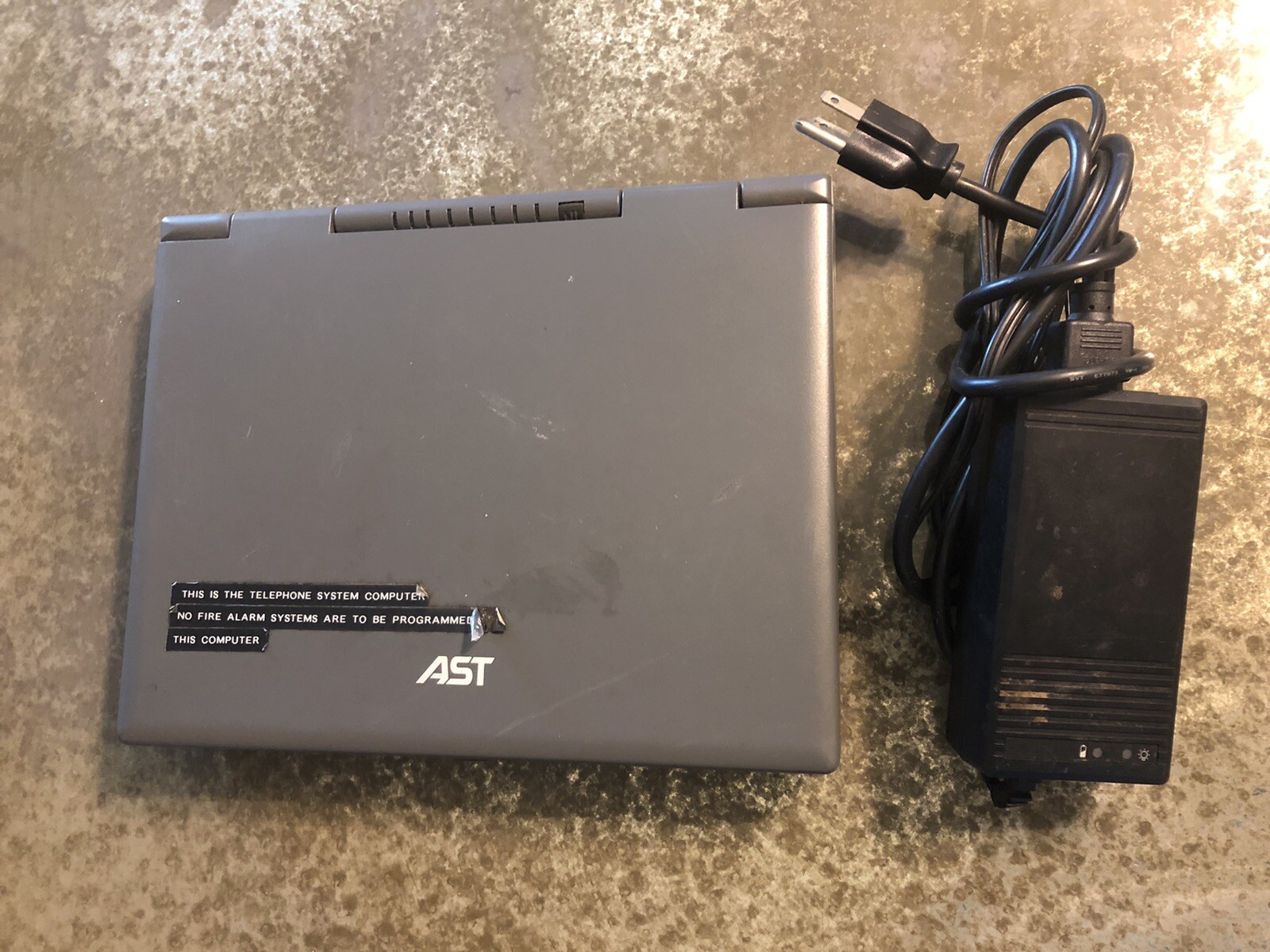 AST Advantage! NB 486SX/33 33MHz 4MB 0HD Mono LCD Screen Power Supply NO OS VH1
