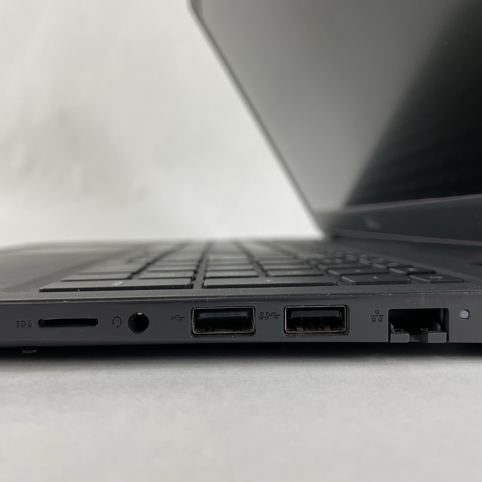 Dell Latitude 3510 15.6″ i5-10210U 1.60 GHz 8 GB RAM No SSD/OS/AC – Bad Edge