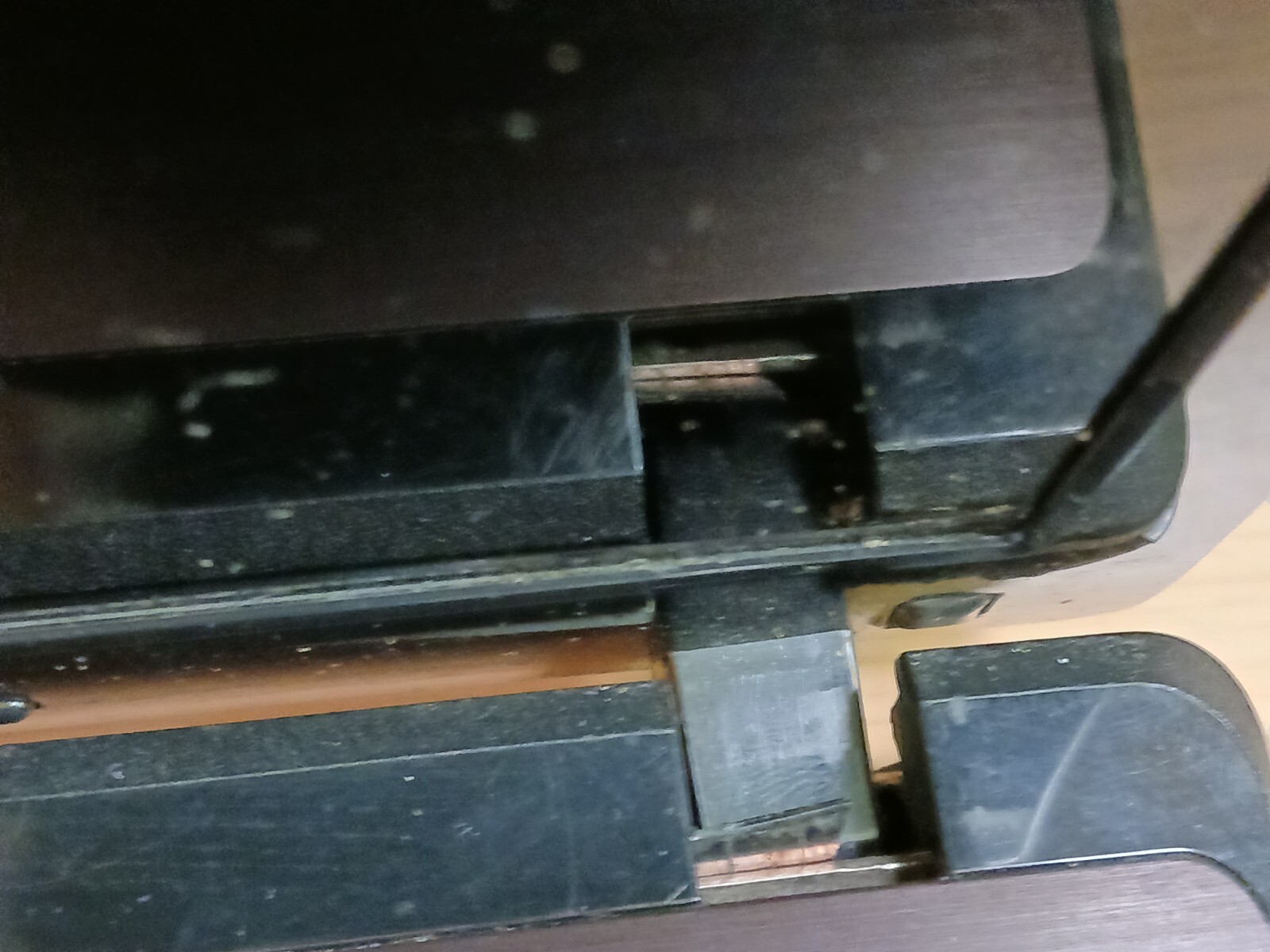 Lenovo G570 Laptop Intel Core i3 Windows 7 *Has Hinge Issue* Left Hinge Cover Mi