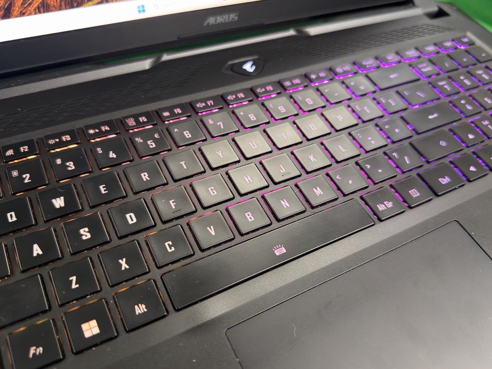 GIGABYTE AORUS 7 9KF-E3US513SH 17.3″ FHD RTX 4060 Laptop i5 16GB Win 11