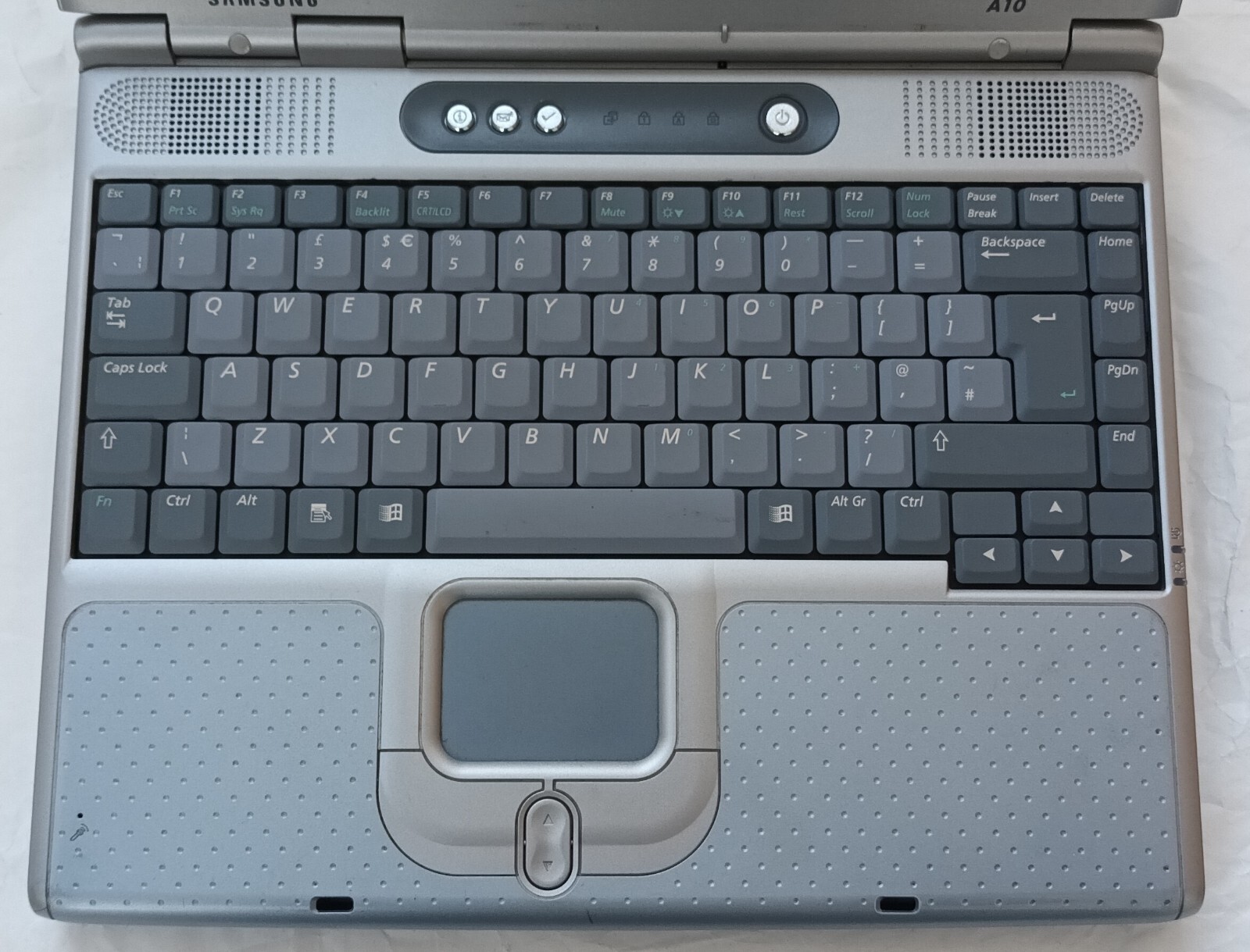 Samsung A10 Laptop 14.1″ 256MB 40GB IDE AMD Duron Windows XP Parallel Floppy CD