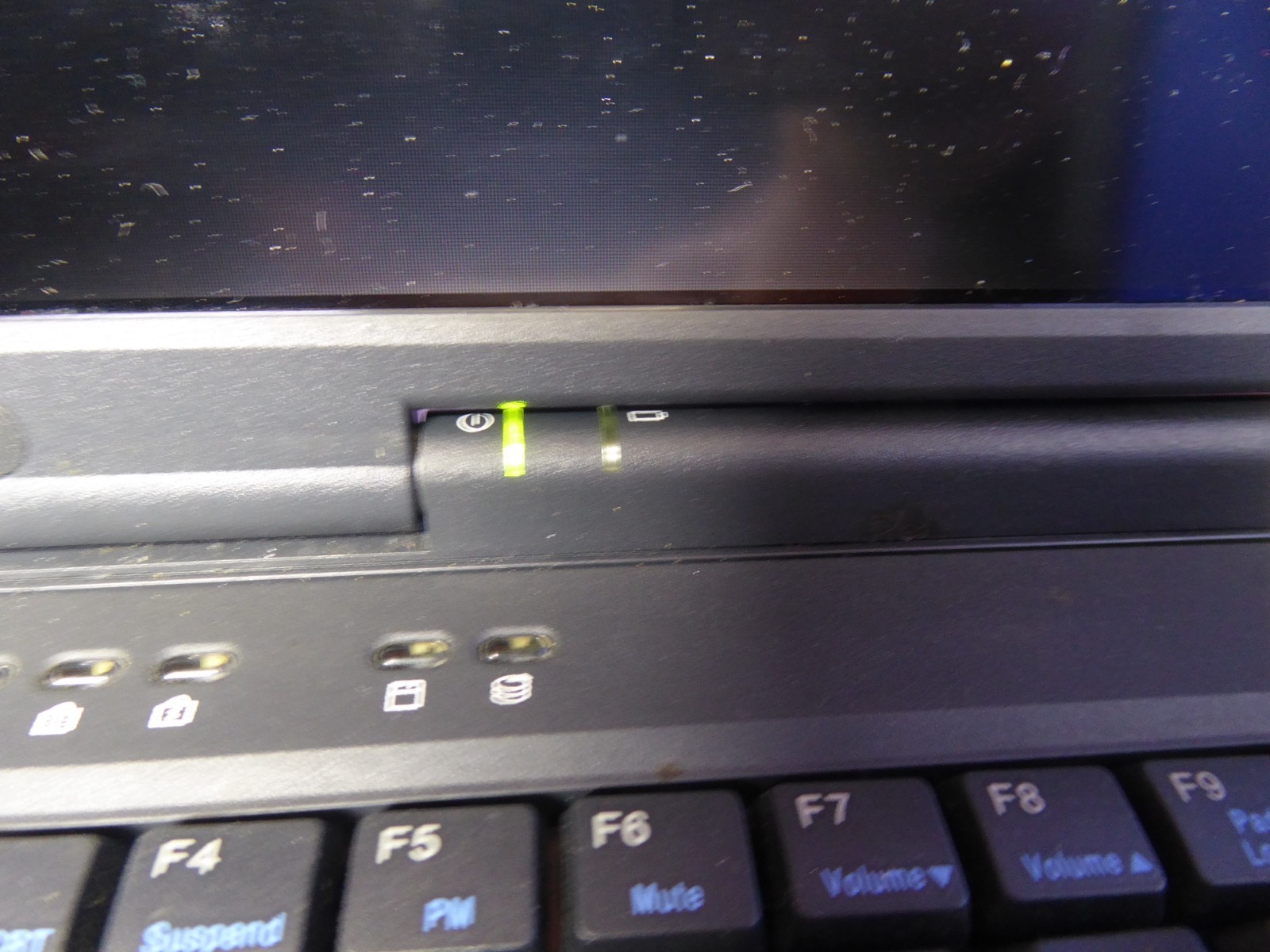 GATEWAY 2000 SOLO 2200 LAPTOP 12″ VINTAGE w/ P/A SOLD AS-IS TO POWER ON