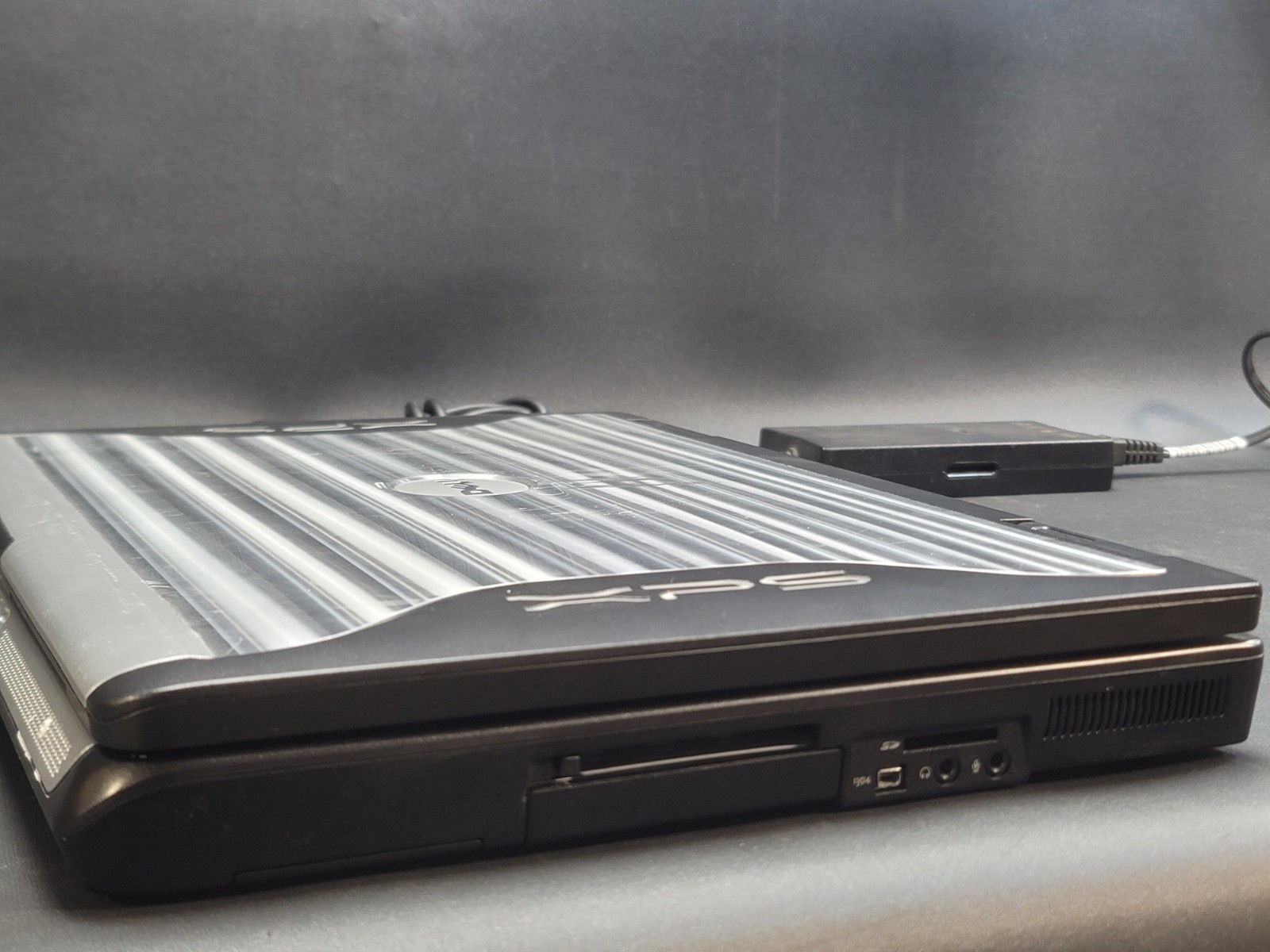 Dell Linux Ubuntu PP14L with Power Adapter PA-13 NEEDS NEW SCREEN