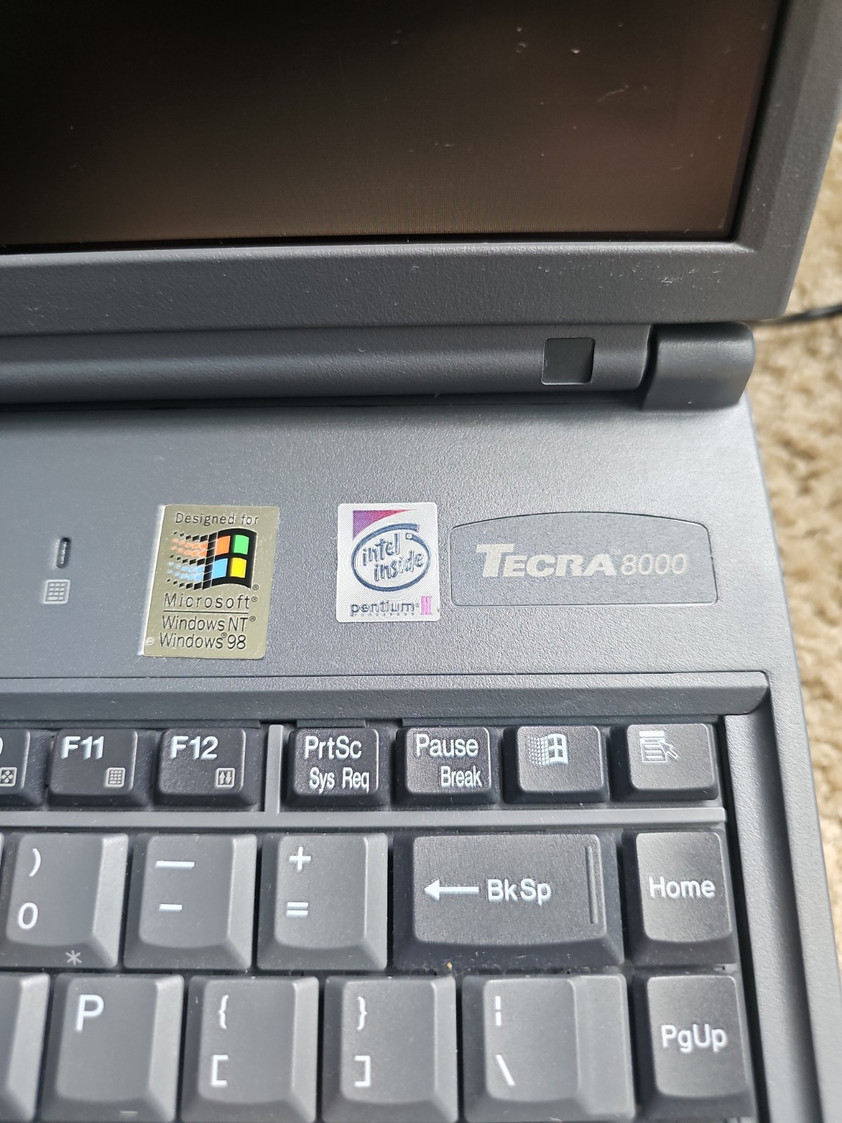 VINTAGE Toshiba Tecra 8000 Laptop Intel Pentium II, 300MHz TESTED WORKS NO HDD