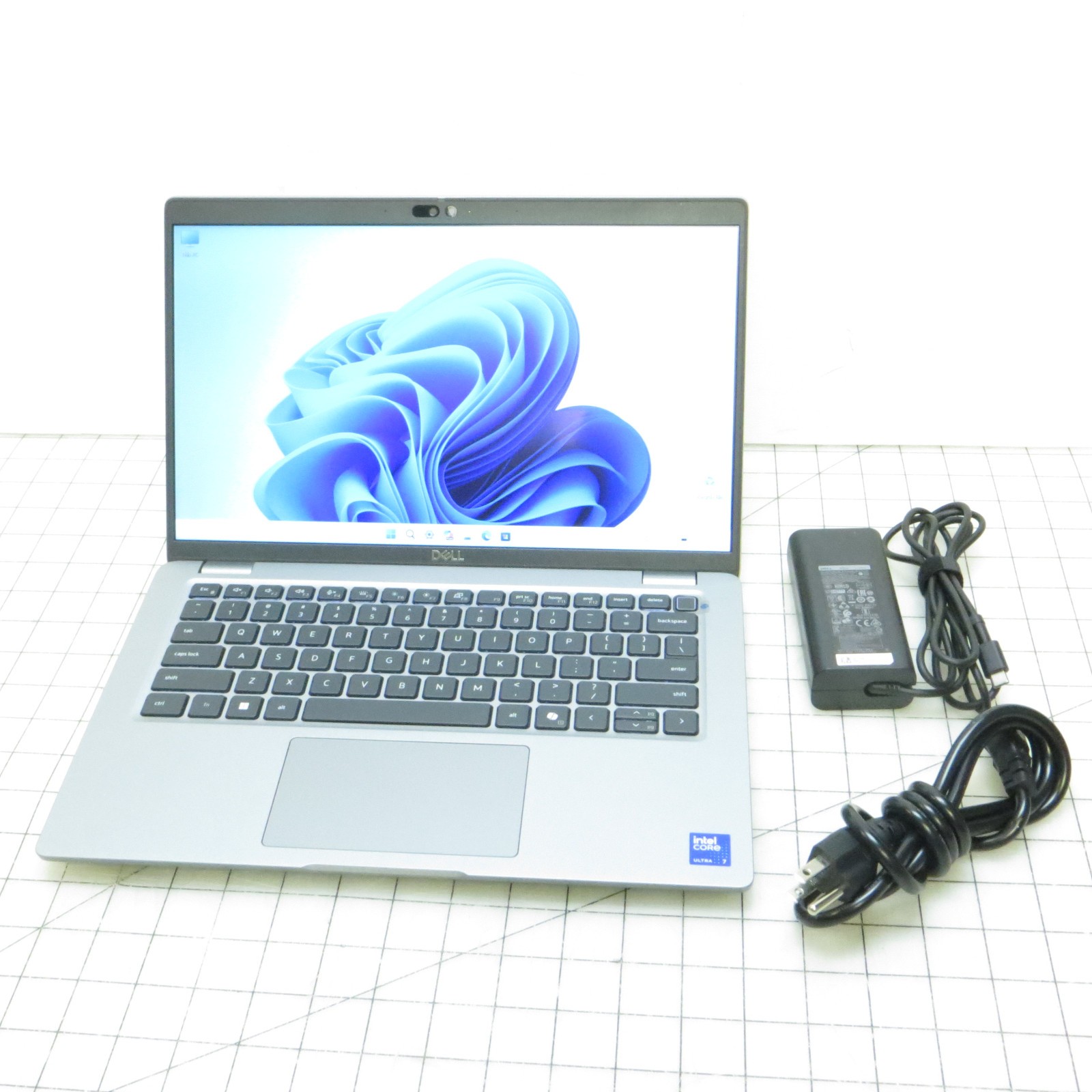 Dell Latitude 5450 Intel Ultra 7 8GB DDR5 256GB SSD 14″ Windows 11 Pro Laptop PC