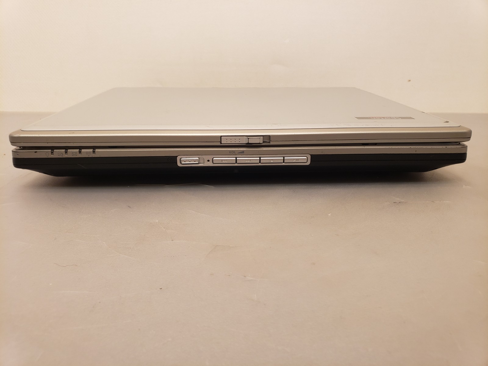 Vintage Asus Spartan A2500H Pentium 4, 2.66 15″ Notebook Laptop 512MB 30GB WinXP