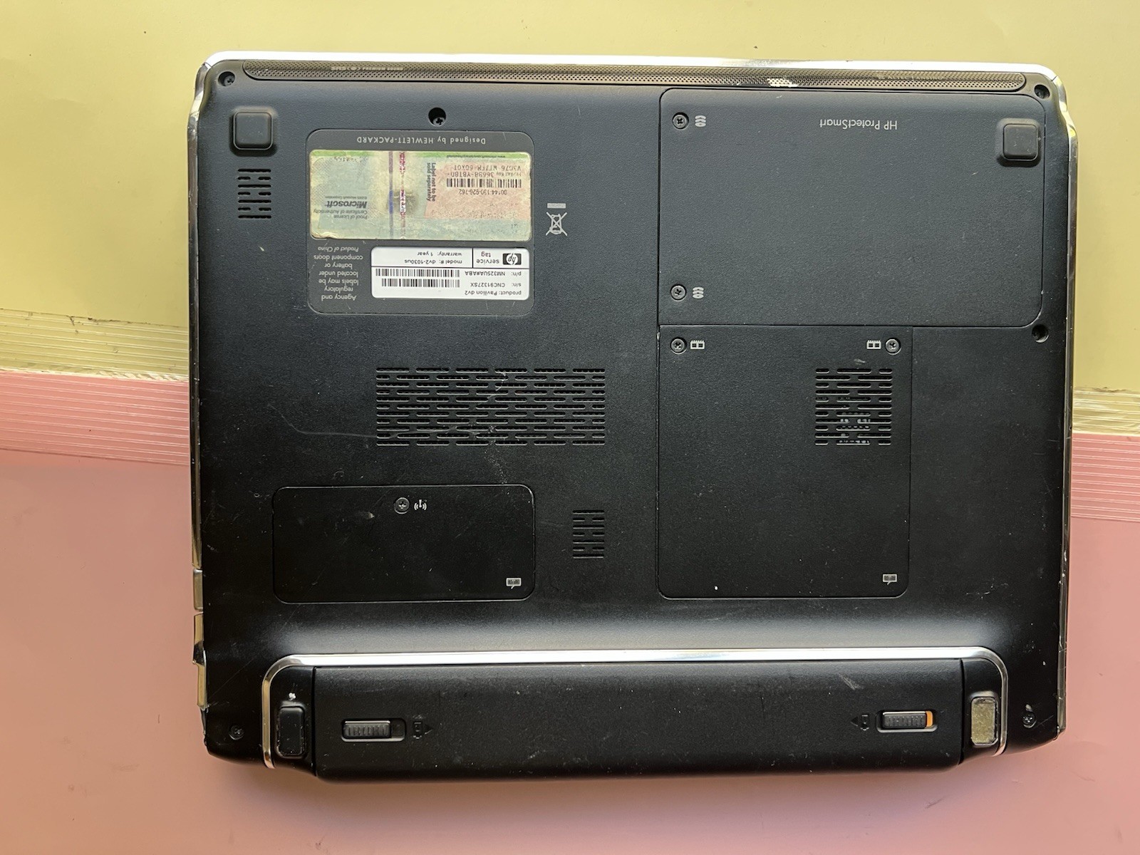 HP Pavilion Dv2 AMD Athlon 2GB RAM 500GB HDD WEBCAM HDMI