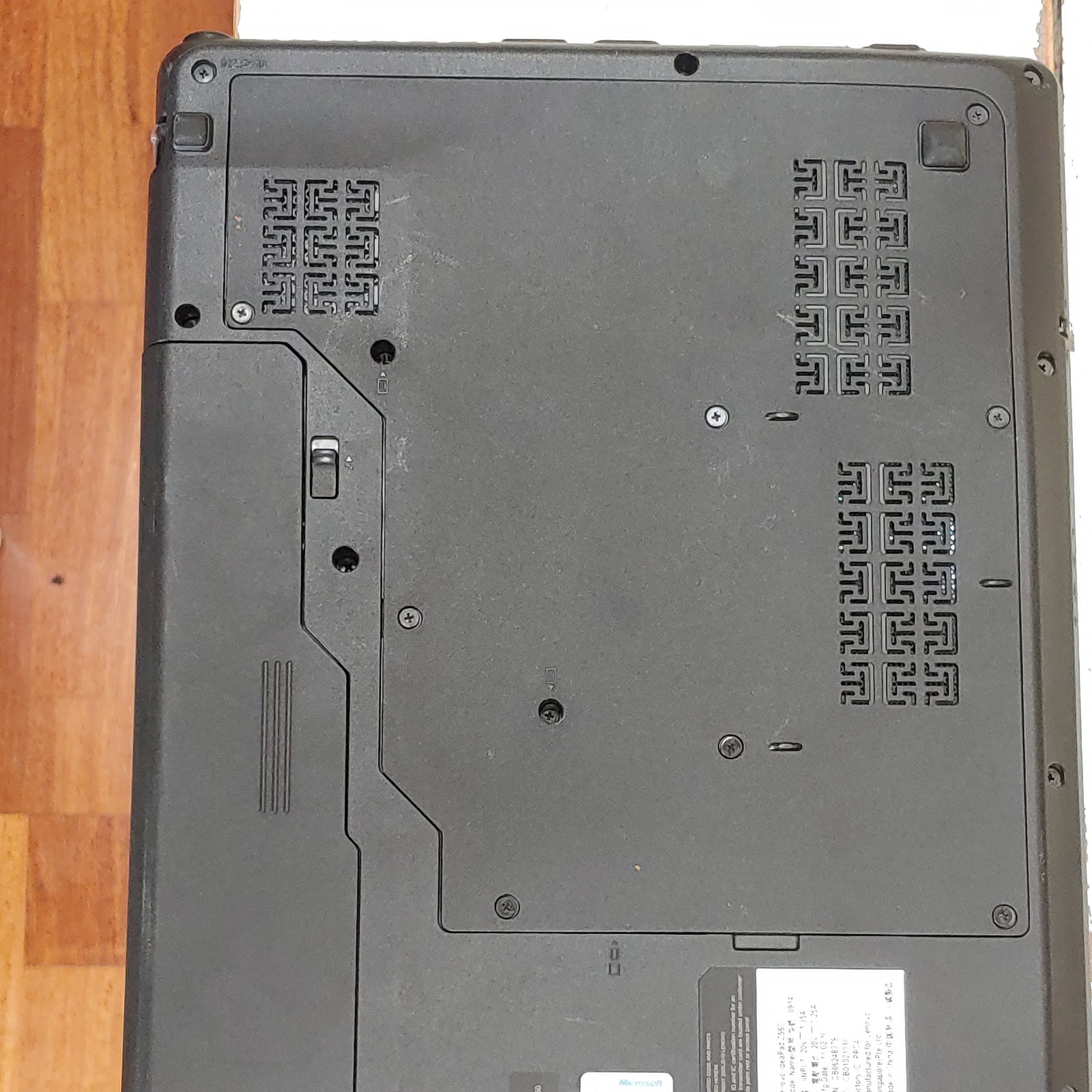 Lenovo IdeaPad Z560 15.6″ Laptop Intel i3 M380/2.53GHz/4 GB RAM/320GB HDD/Win 7