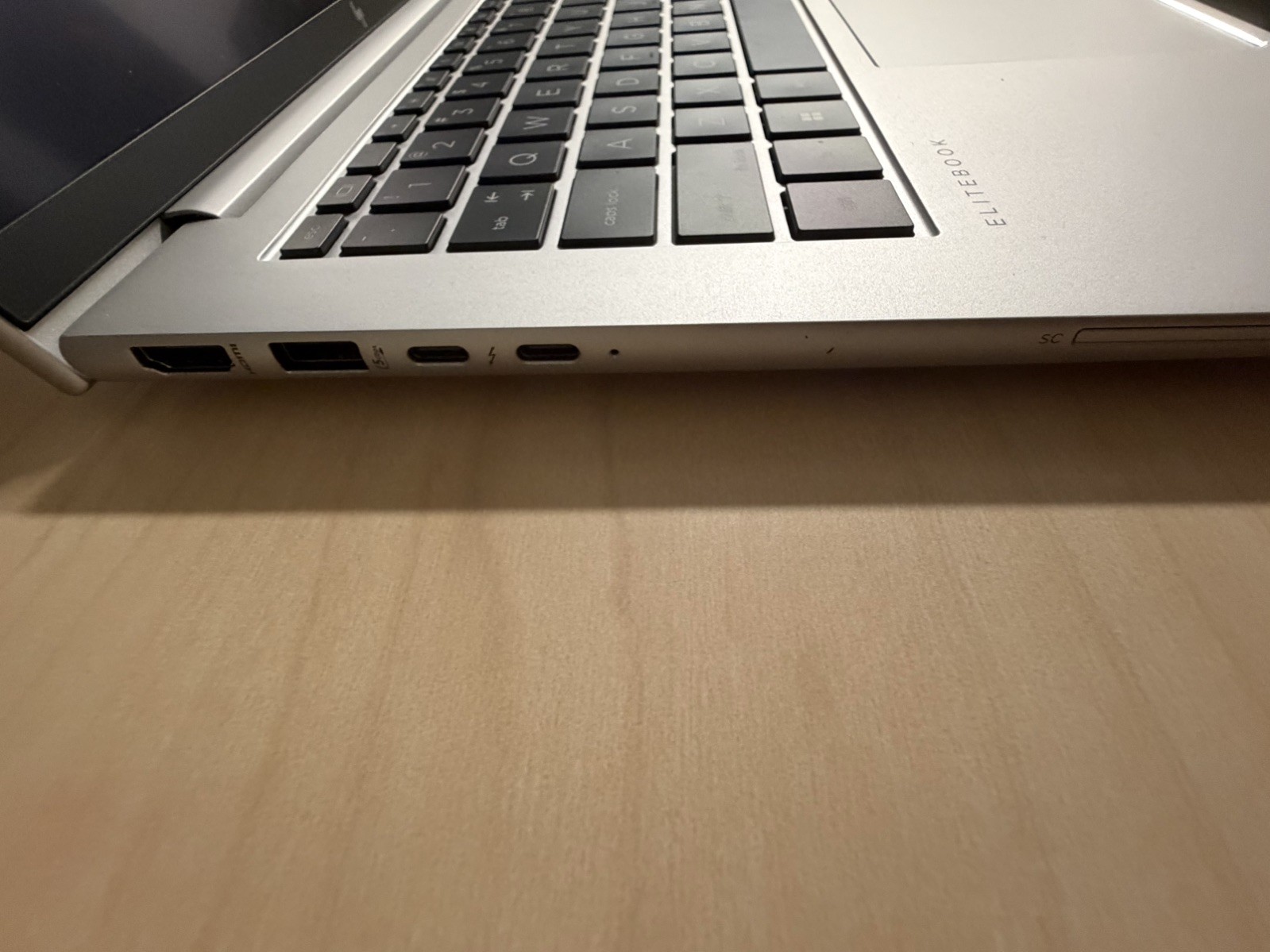 HP EliteBook 845 G11 14″ (Ryzen 7 PRO-8840U – 64GB RAM – 1TB SSD + charger