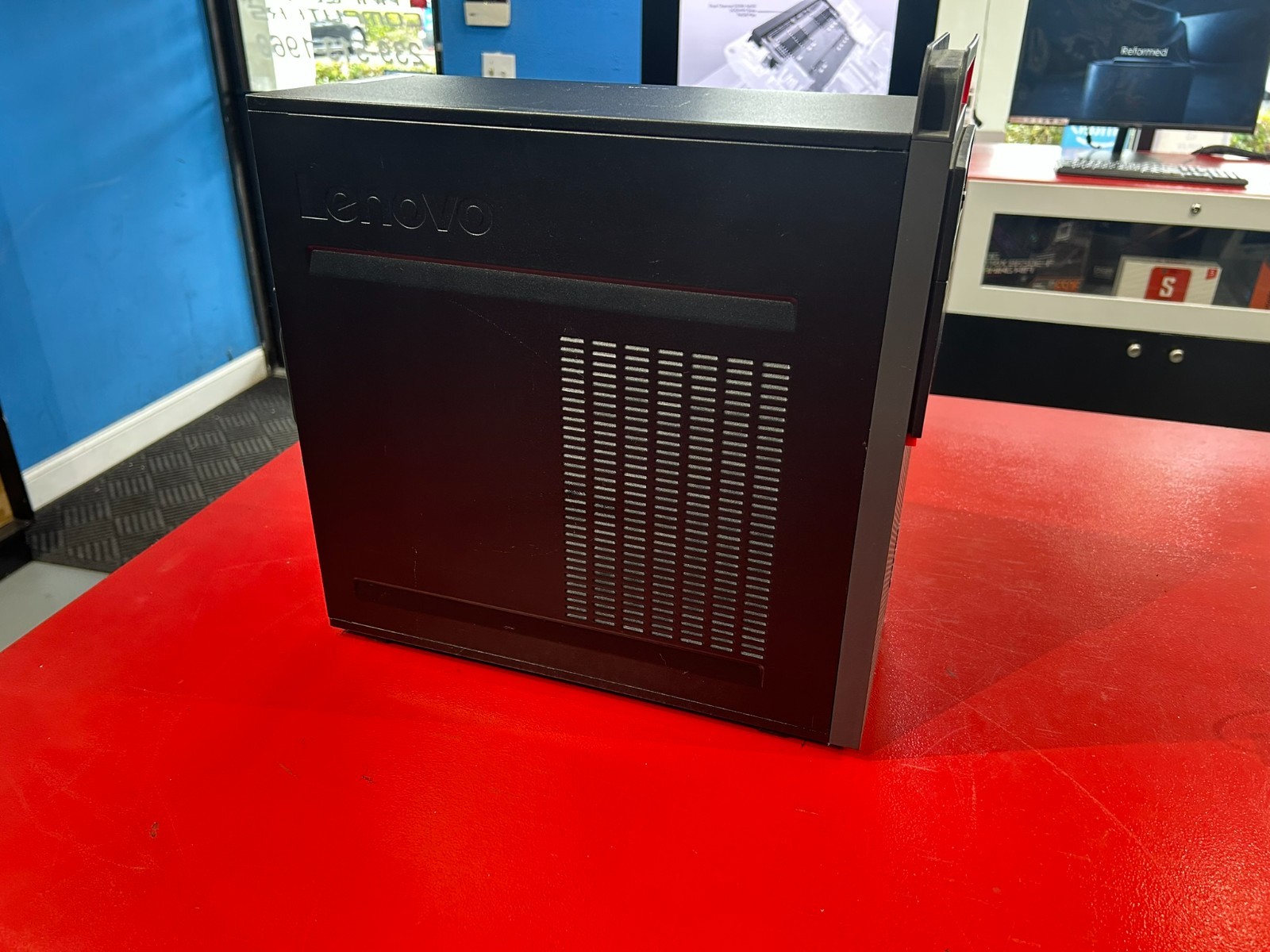 Lenovo ThinkCentre M700 SFF i5 8GB RAM 500GB HDD Desktop Powers On Windows 11