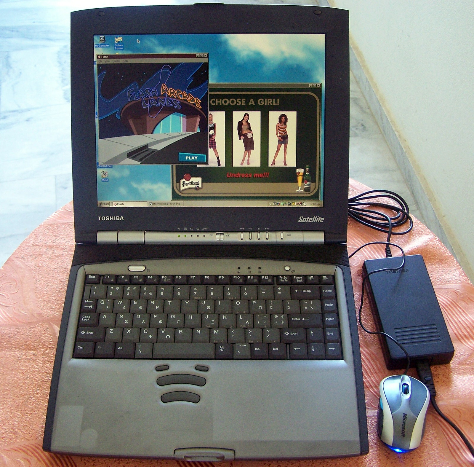 Win 98 Toshiba S-2800 Intel 650 MHz, 96MB, 4GB, Floppy, Parallel, Dos Νο cds ibm