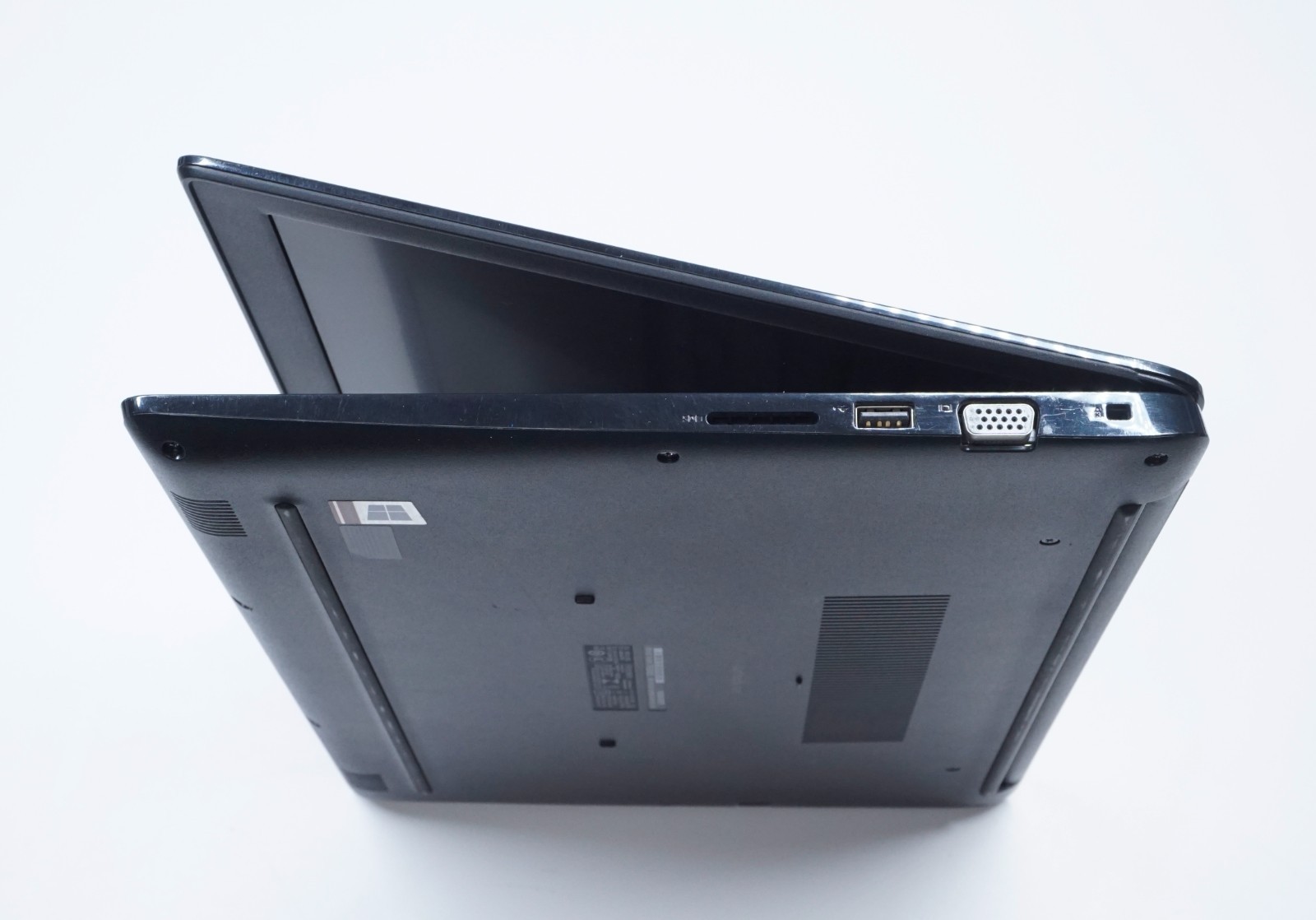 Dell Latitude 3500 Core i7-8565U @1.80GHz 8GB RAM 256GB SSD MX130 FHD (No OS)