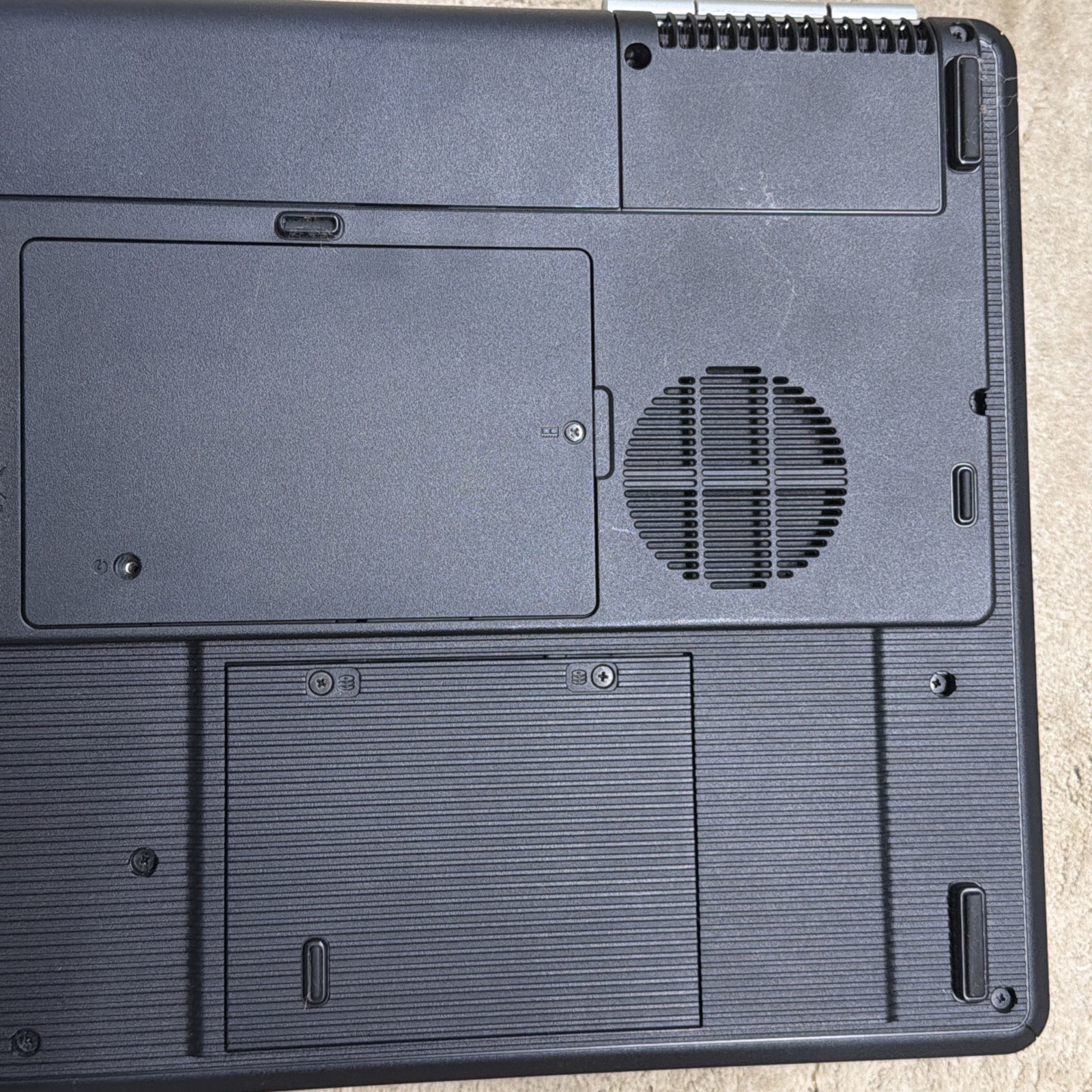 Compaq Presario V5101US AMD Sempron 15″ Laptop No Cord AS IS (Powers On)