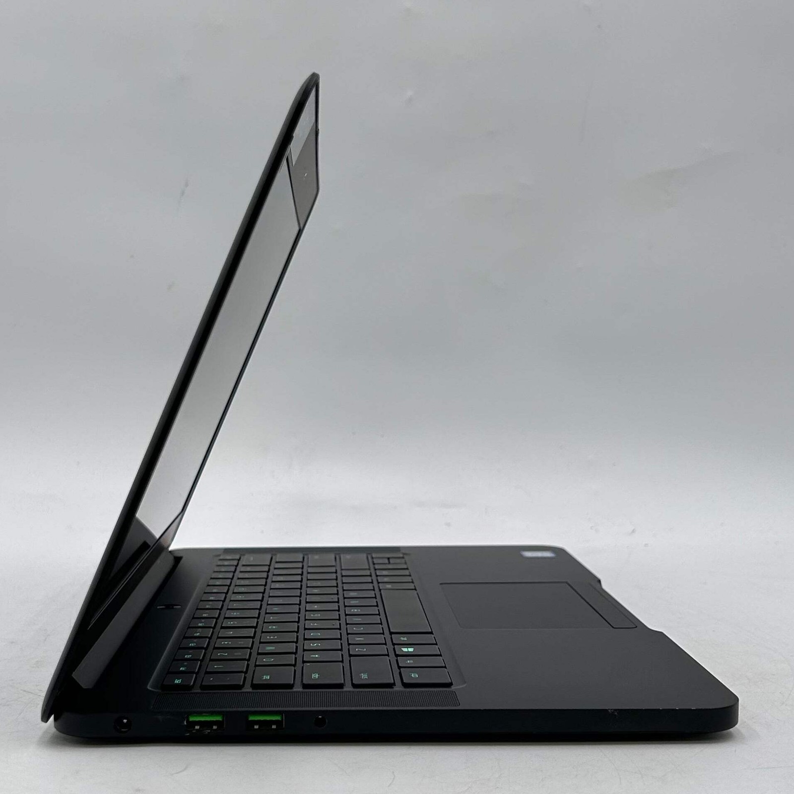 Razer Blade 14 RZ09-01953E71 14″ i7-7700HQ 16GB RAM 256GB SSD GeForce GTX 1060