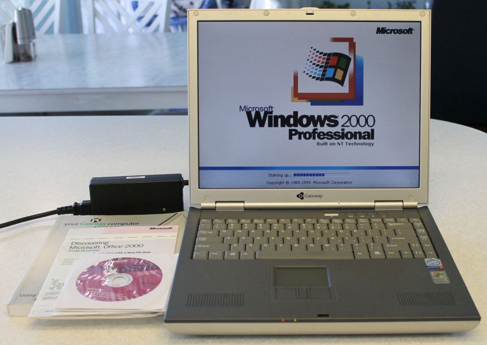 Gateway Windows 2000 Laptop,40GB HD, 512MB RAM,CDRW/DVD,Charge,Restore CDs,Book