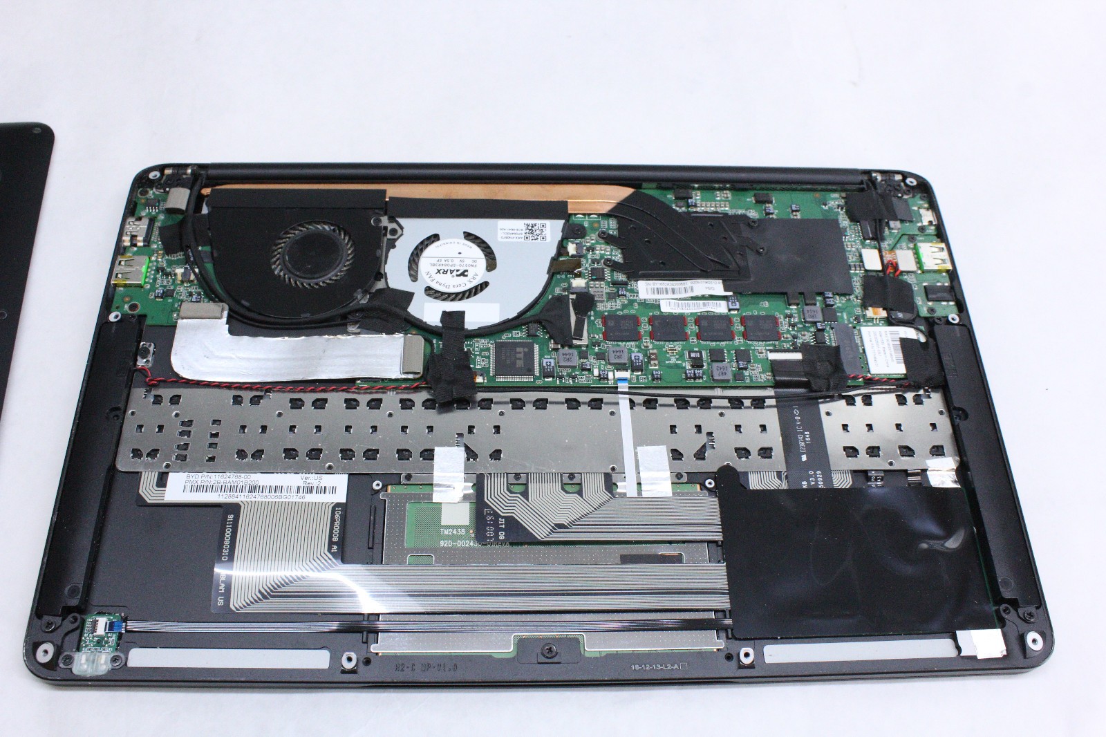 Razer Blade RZ09-01962E12 *No Battery or SSD* i7-7500U, 16GB Onboard Ram As-Is
