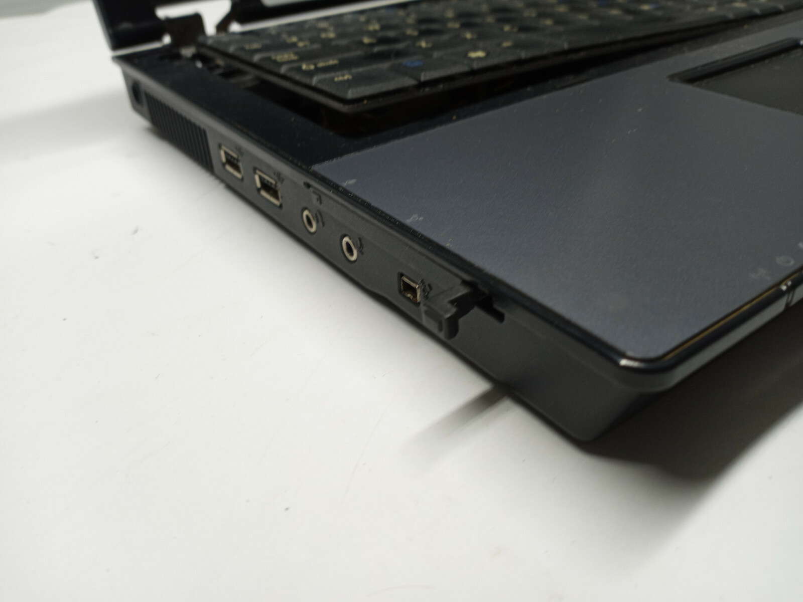 HP 6710b Laptop NO Ram/CPU/HDD/Caddy/Battery/Back Cover FOR PARTS