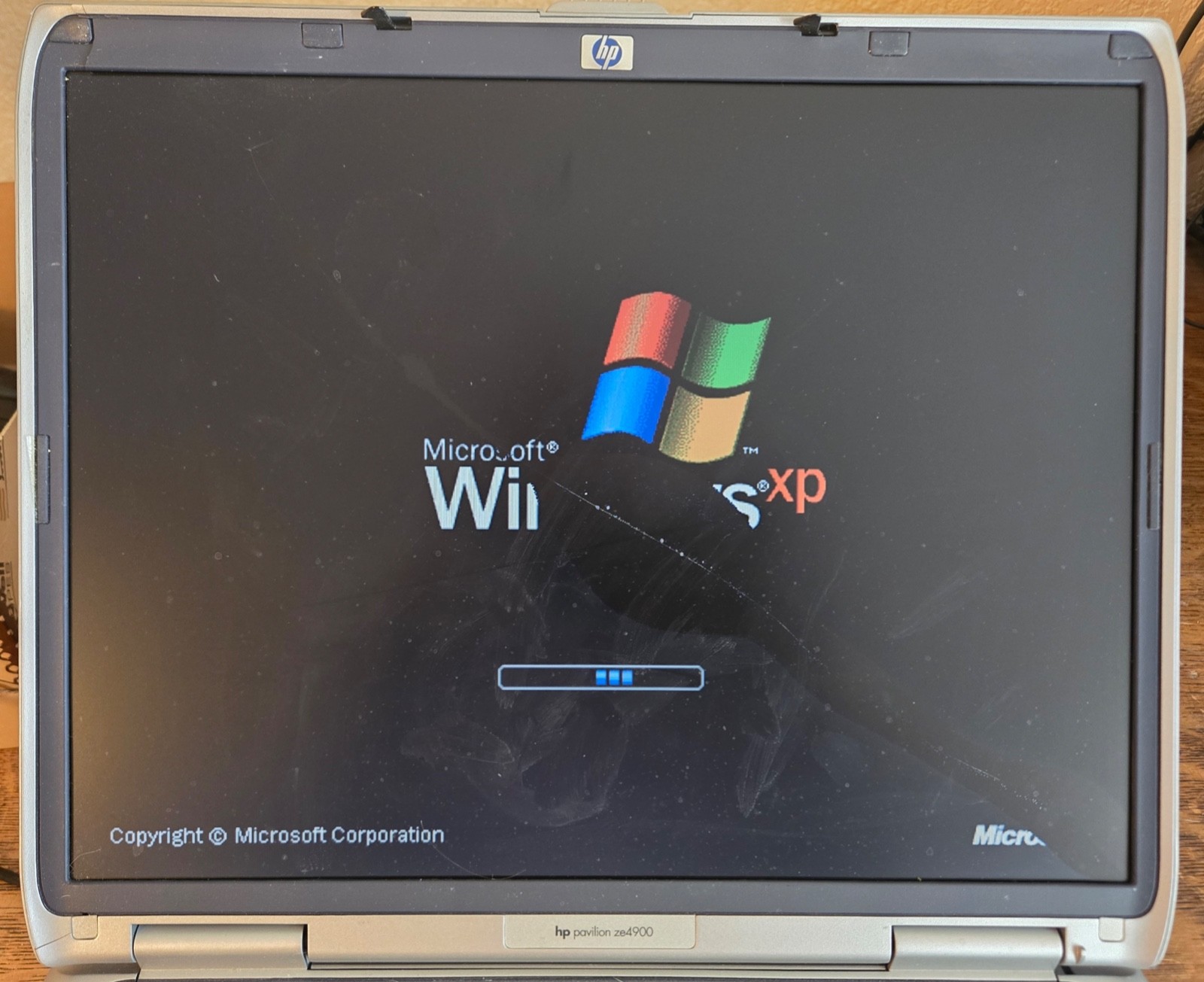 HP Pavilion ZE4910US Laptop Intel Celeron w/AC Adapter *Cracked Screen*