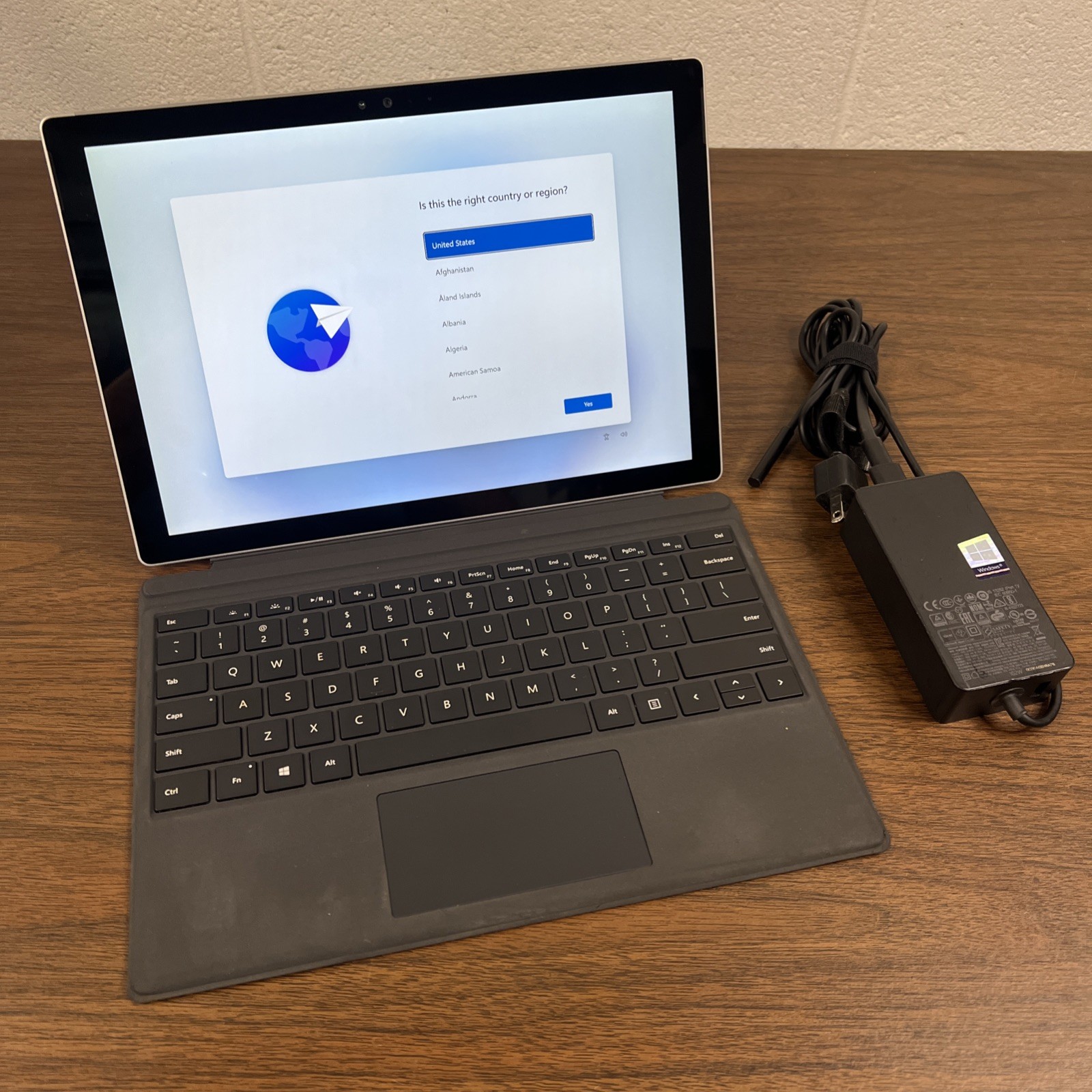 Microsoft Surface Pro 4 1724 i5-6300U 2.40GHz 8GB RAM 256GB Windows 11 Pro *READ