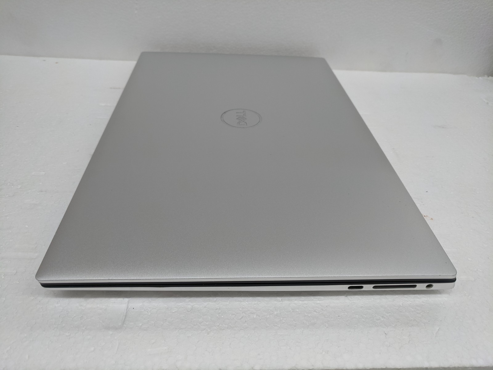 Dell XPS 15 9500 – Core i9-10885H | 32GB DDR4 | 1TB NVMe | GTX 1650 Ti 4GB | W11