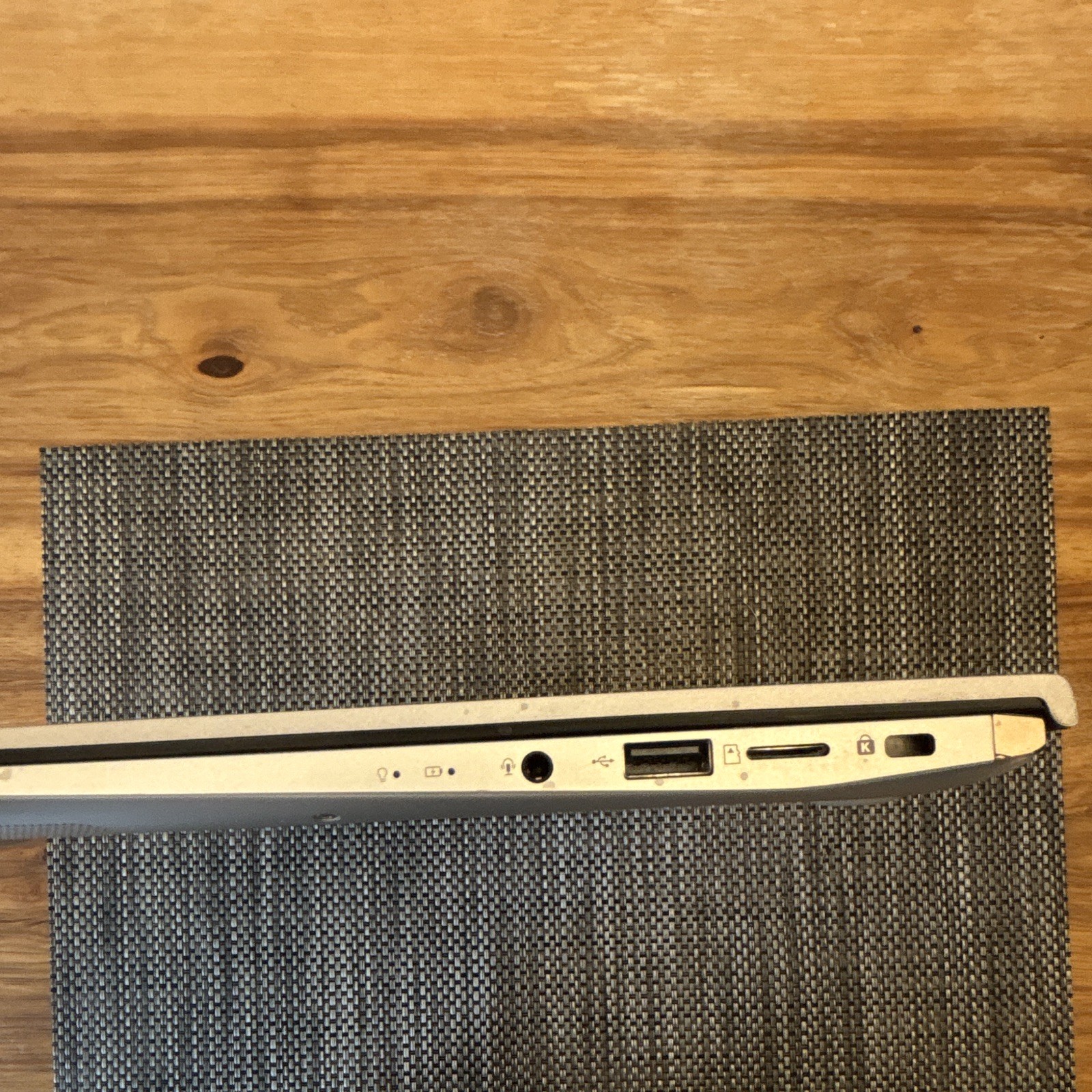 ASUS ZenBook 14 UX425JA 14” i7-10810U 32GB RAM 512GB SSD Windows 10 Laptop（03）