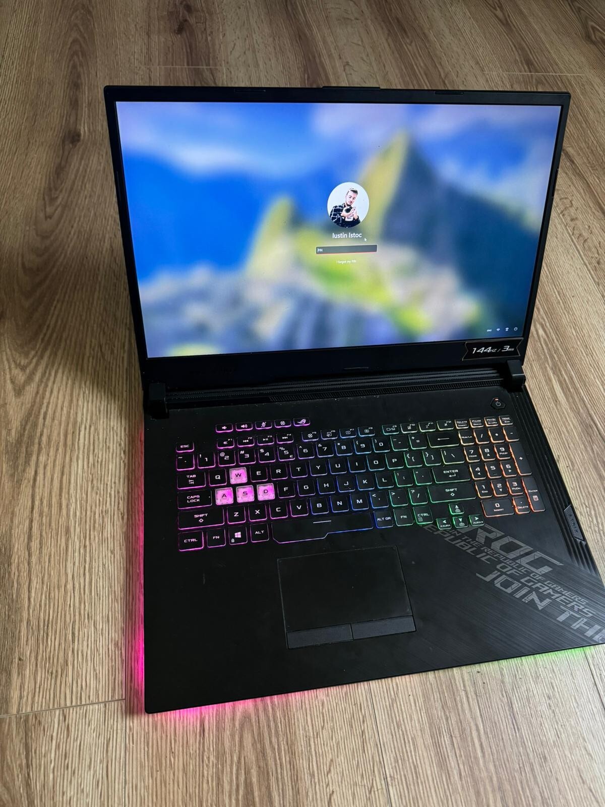 ASUS ROG Strix G17 Notebook/Laptop 17.3 in Black – G712LU