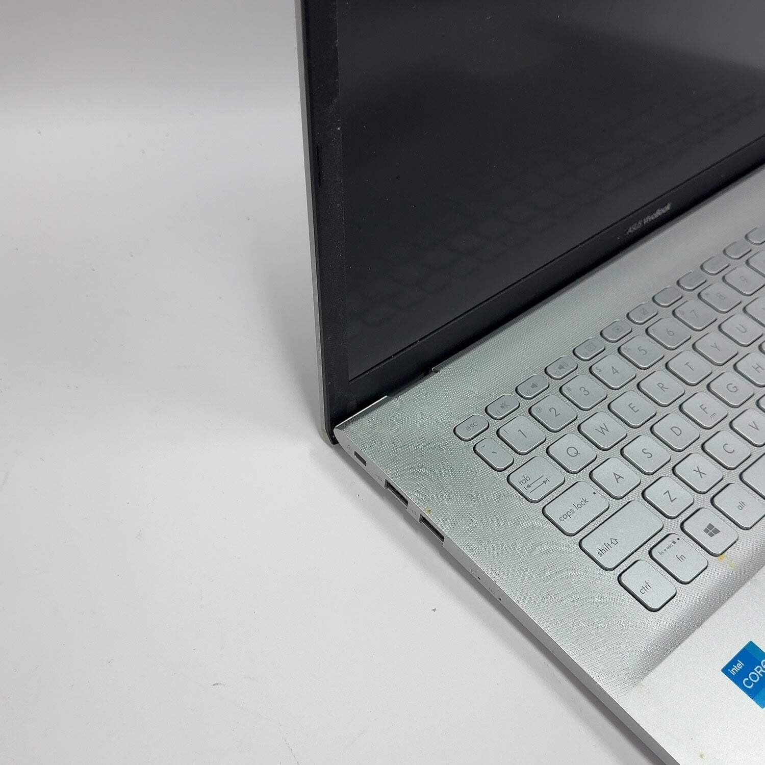 Broken Asus Vivobook 17 K712EA-WH34 17.3″ i3-1115G4 8GB RAM 256GB SSD Bad LCD