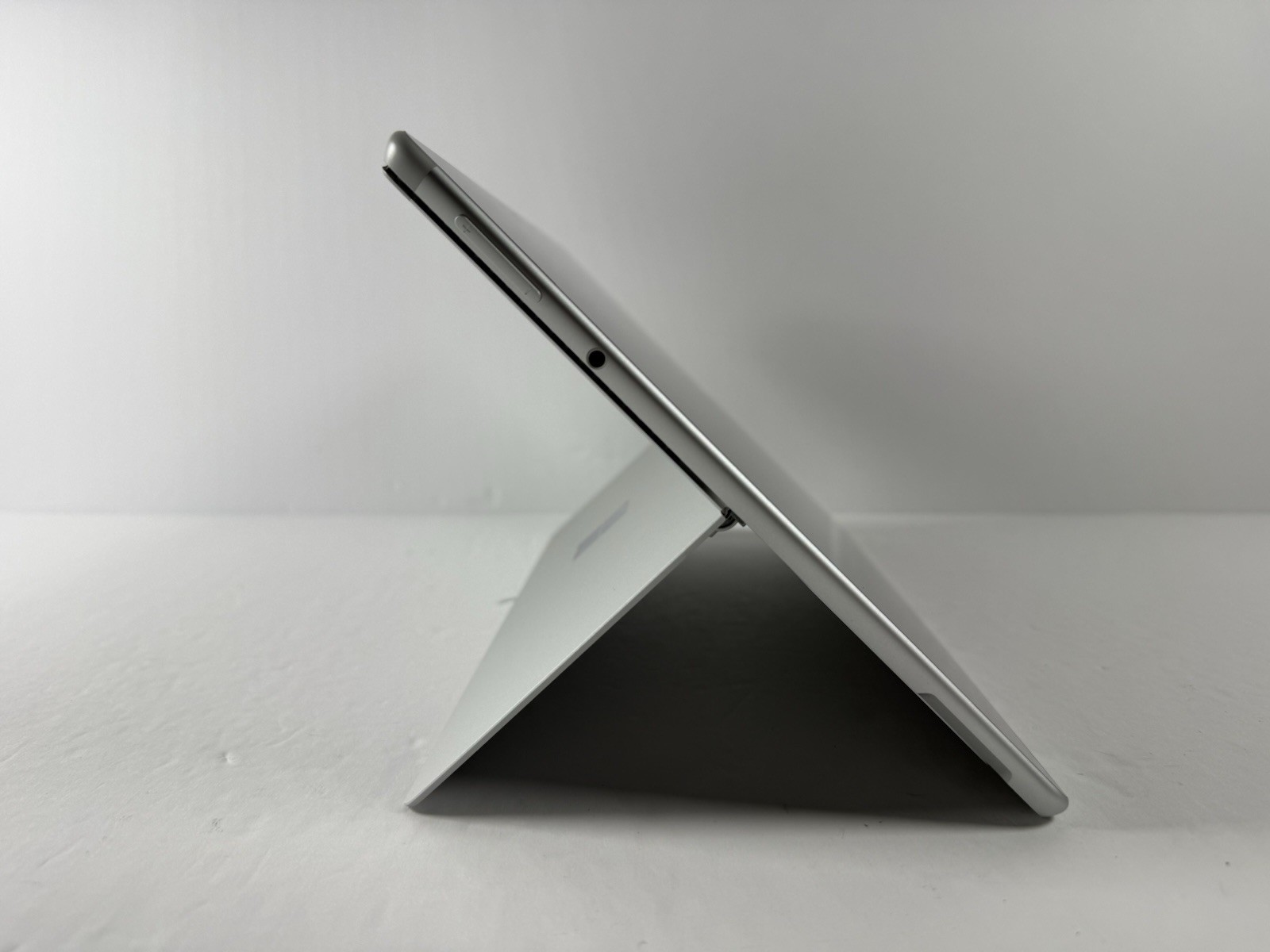Microsoft Surface Pro 8 (1982) i5-1145G7 – 16GB RAM – 256GB 120Hz – Win 11 Pro