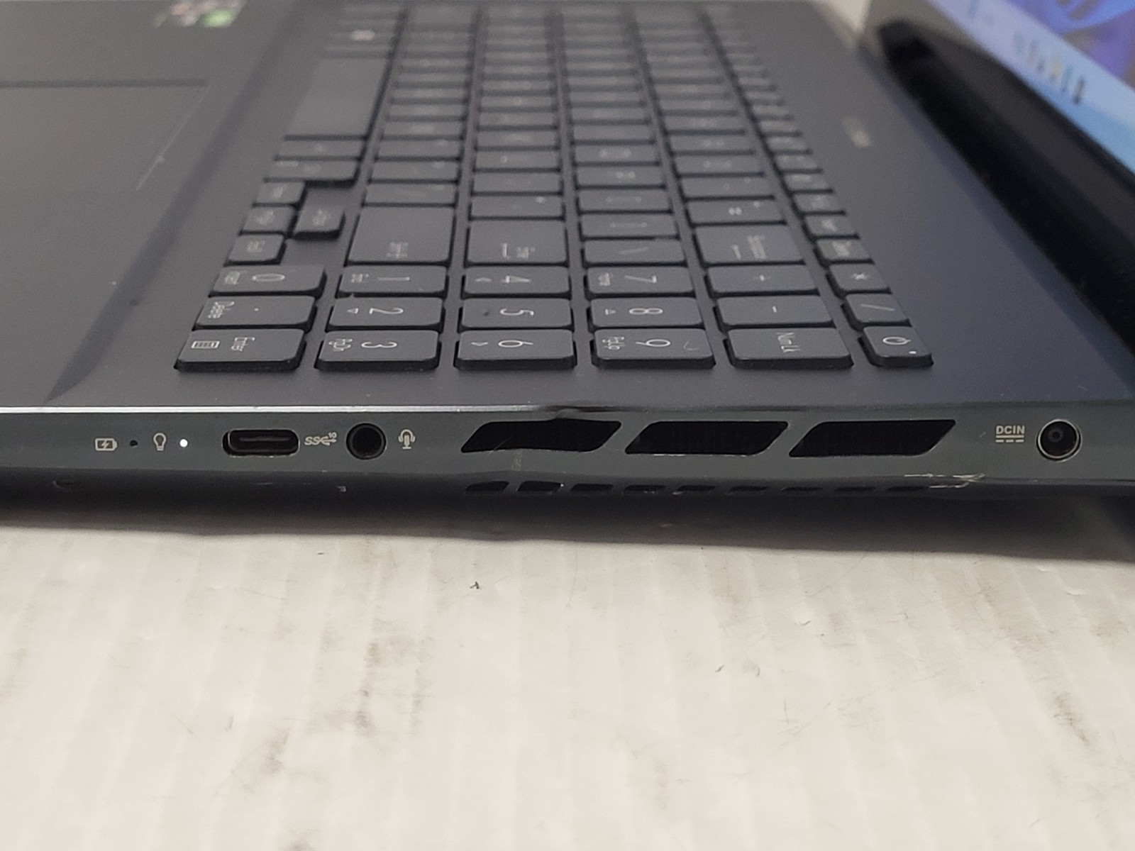 (N88291-1) Asus UM5500Q Laptop