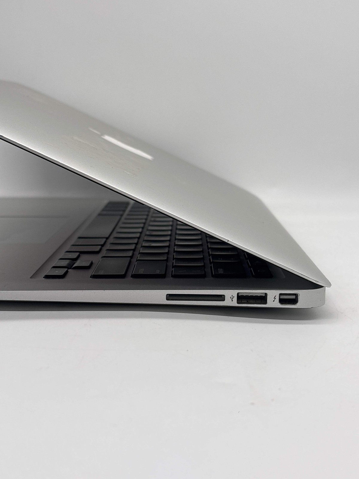 Apple MacBook Air 13″ A1466 2015 Intel Core i5 4GB RAM 256GB SSD Silver – Used