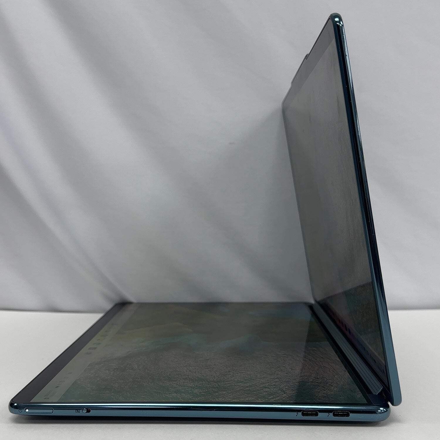 Lenovo yoga book 9 13IMU9 13.3″ Core Ultra 7 155U 1.7GHz 16GB RAM 1TB SSD