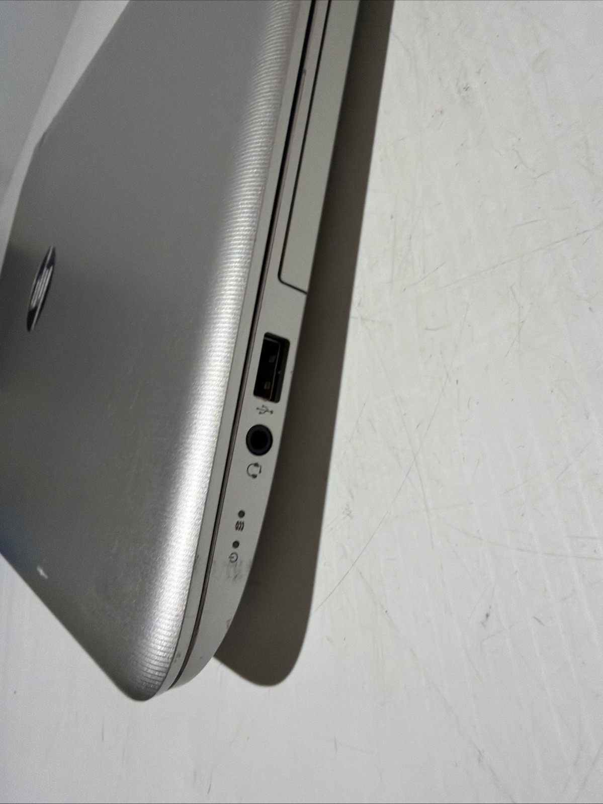 Hp Pavilion 15 Laptop i3-4030U 6gb Ram 750gb HDD Windows 10 Home No P/S