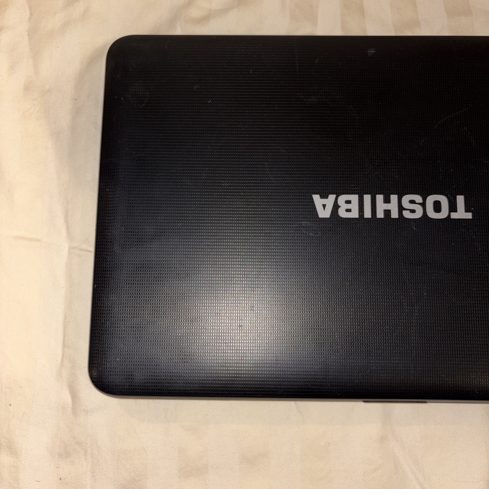 tosiba satellite c855-s5233 15.6″ Notebook – Celeron 1.70 Ghz, 16 GB, 240 GB