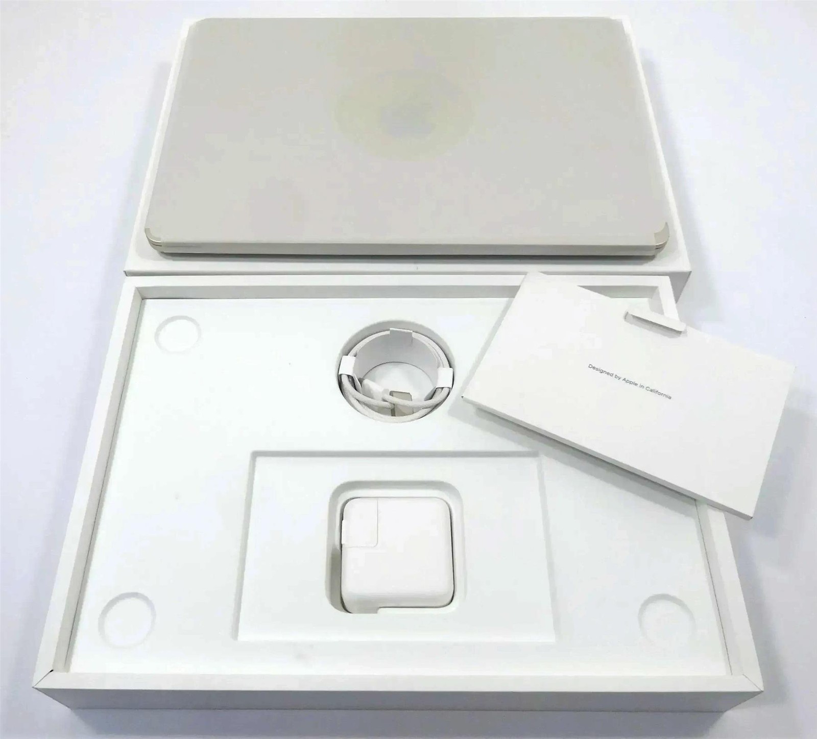 Apple MacBook Air 2022 A2681 13.6″ M2 8C CPU 3.5GHz 8GB 256GB SSD Open Box