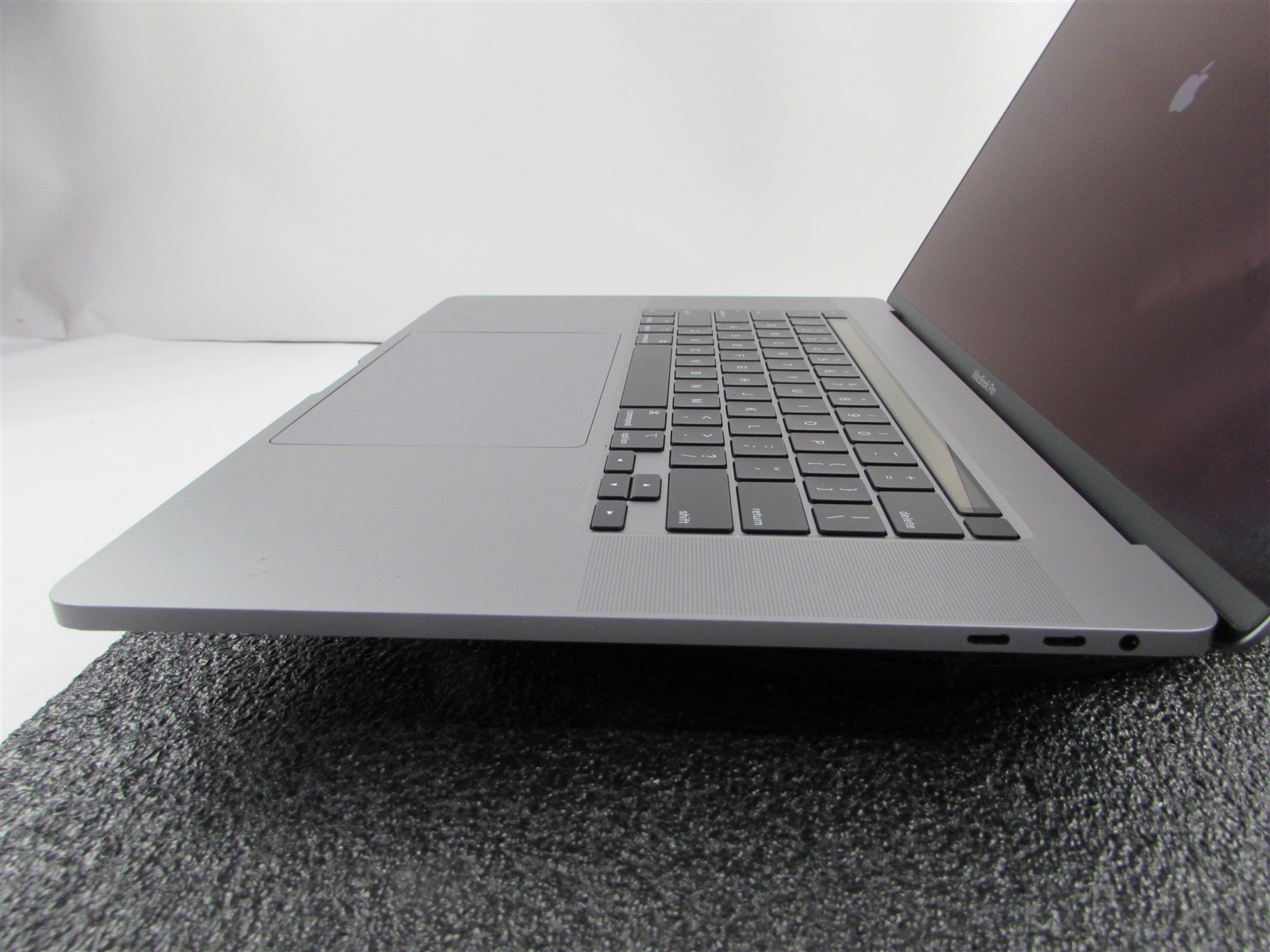 APPLE MACBOOK PRO A2141 3072X1920 I9-9980Hk 1TB SSD 32GB RAM AMD GPU NO O.S