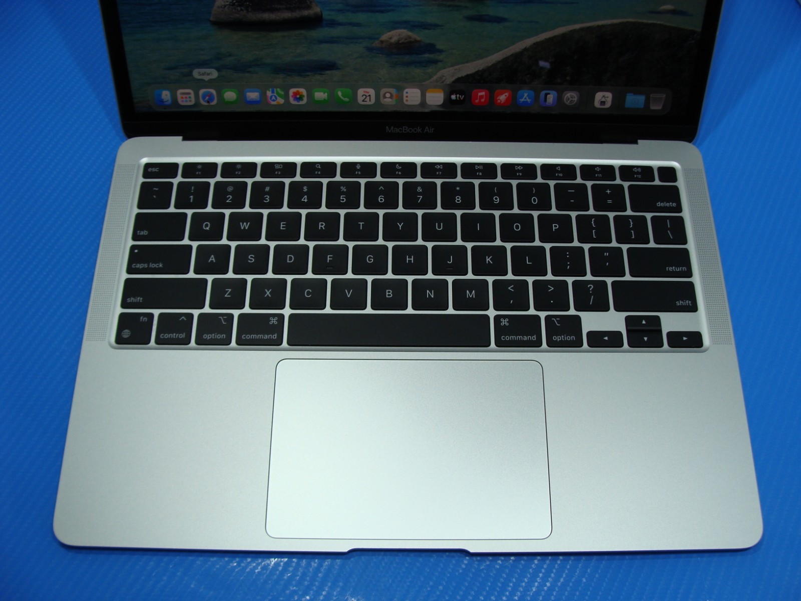 Apple MacBook Air A2337 13.3″ M1 (2020) 8CPU/7GPU 8GB 256GB OS TAHOE +Charger