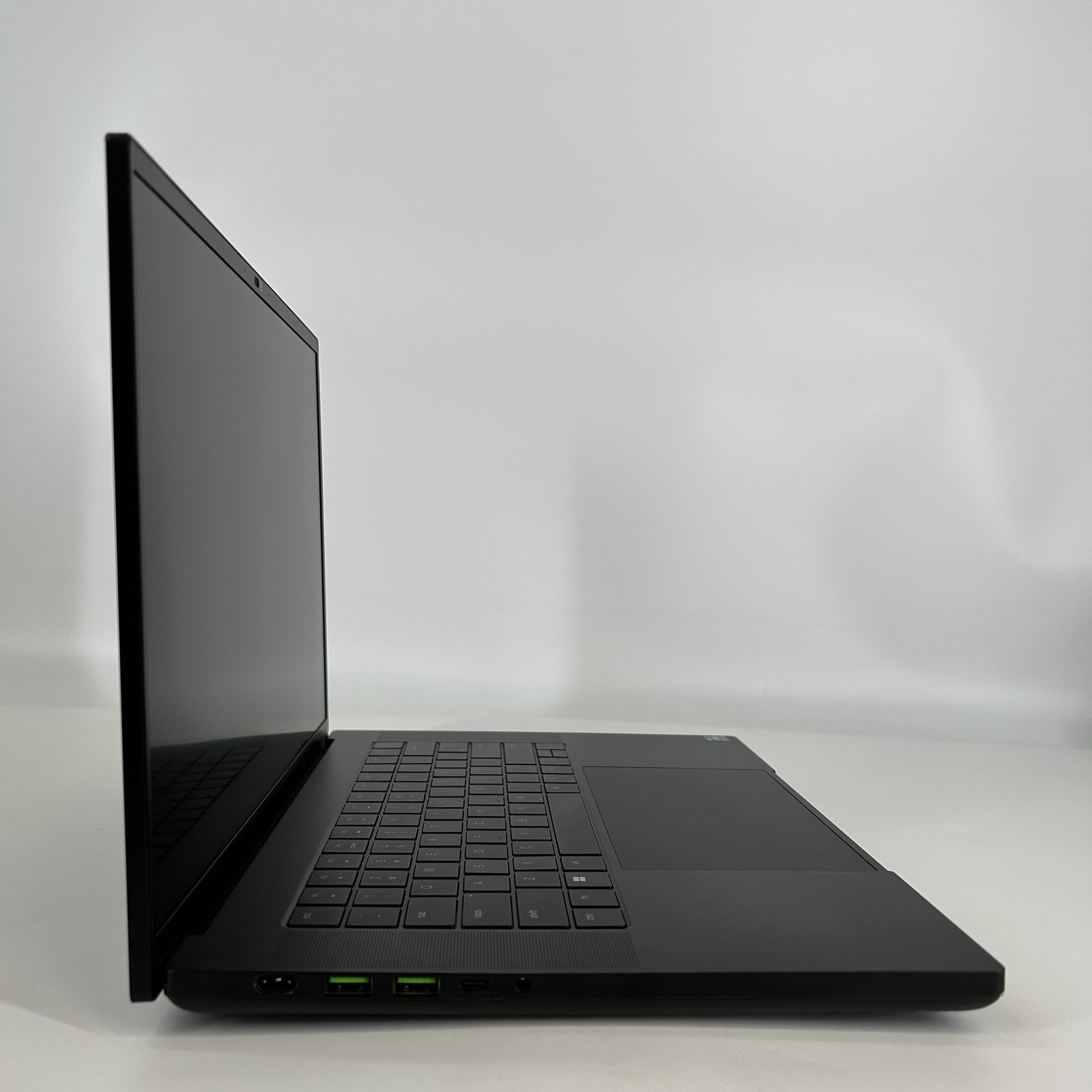 Razer Blade 16 120Hz UHD+ 2.2 GHz i9-13950HX 32GB 1TB/1TB NVIDIA RTX 4090 Good