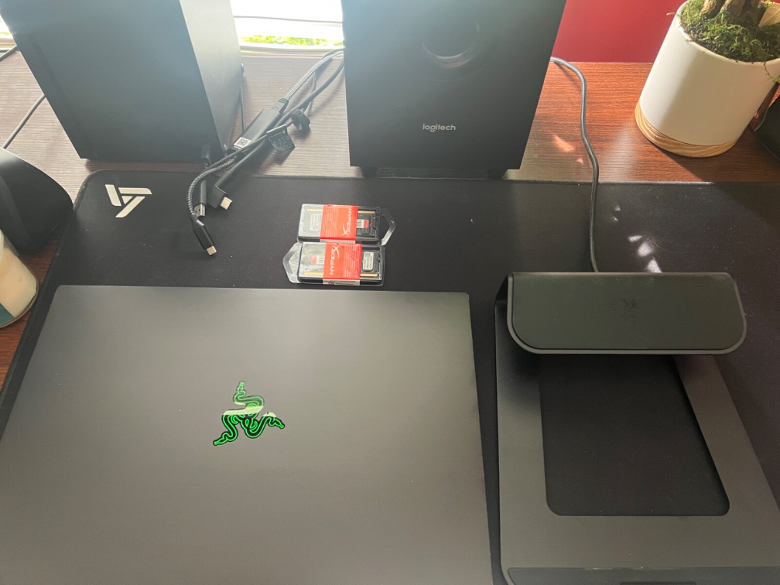 Razer Blade 15 Advanced Model Early 2021 15.6”(32GB hyperx ram+v2 chroma stand)