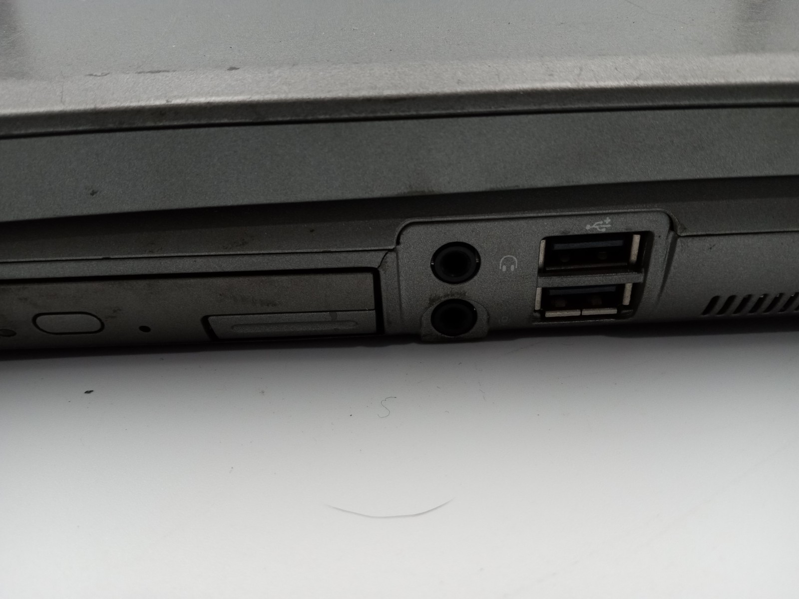 Dell Latitude D810 Intel Pentium 2GB RAM 60GB HDD Windows XP – READ -RR