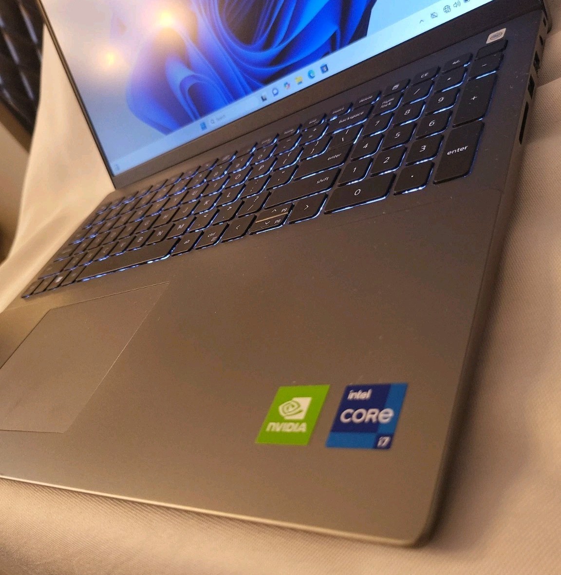 Dell Vostro 5620 i7-1260P 16GB RAM 512GB SSD NVIDIA MX570 16″ FHD Win11