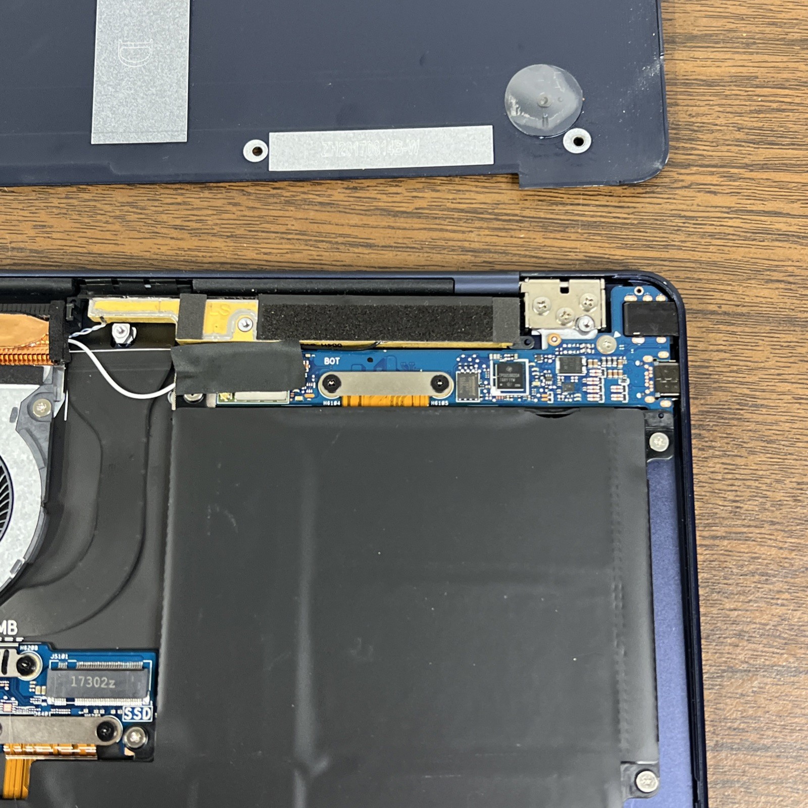 ASUS ZENBOOK UX490U I7 8GB RAM (POWERS ON, NO IMAGE) NO SSD – FOR PARTS/REPAIR