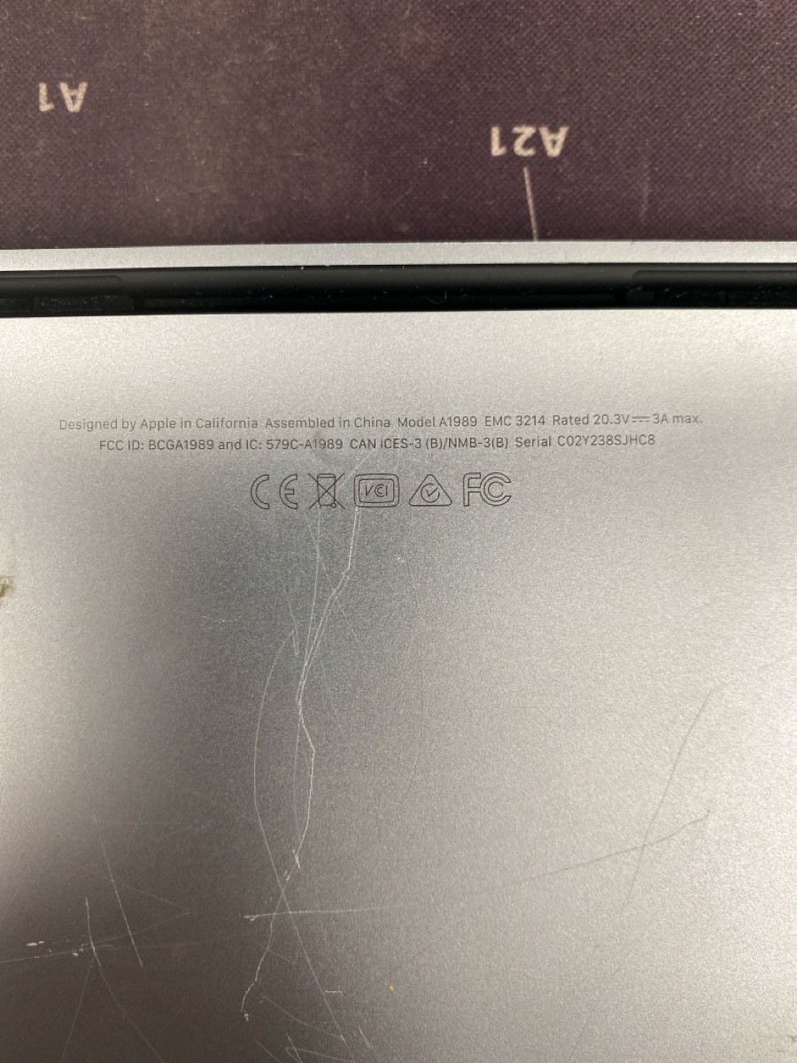APPLE MACBOOK PRO – A1989 – 13.3″ 8GB Ram 256 GB HD – 2018 2.3 GHz Q (MAD063076)