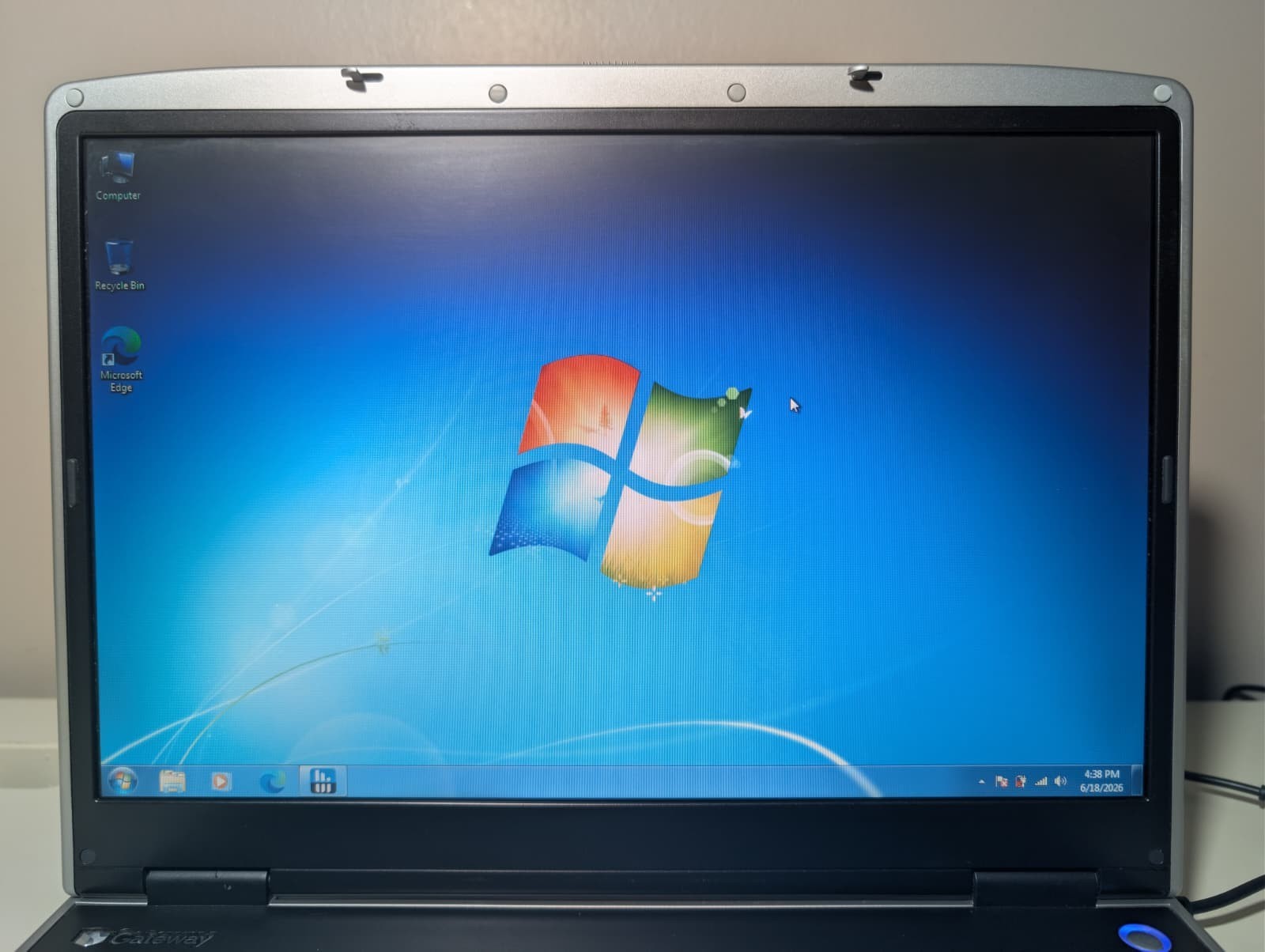 15″ Gateway M465-E | Core 2 Duo T5500 4GB RAM 320GB HDD | Win 7 Pro | DVD