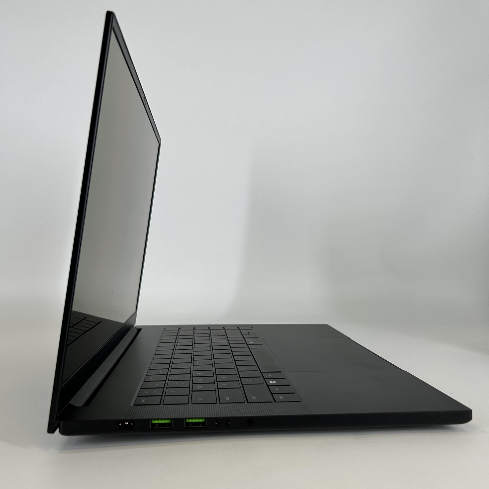 Razer Blade 16 240Hz QHD+ 2025 2.0 GHz Ryzen AI 9 HX 370 32GB 2TB SSD RTX 5090
